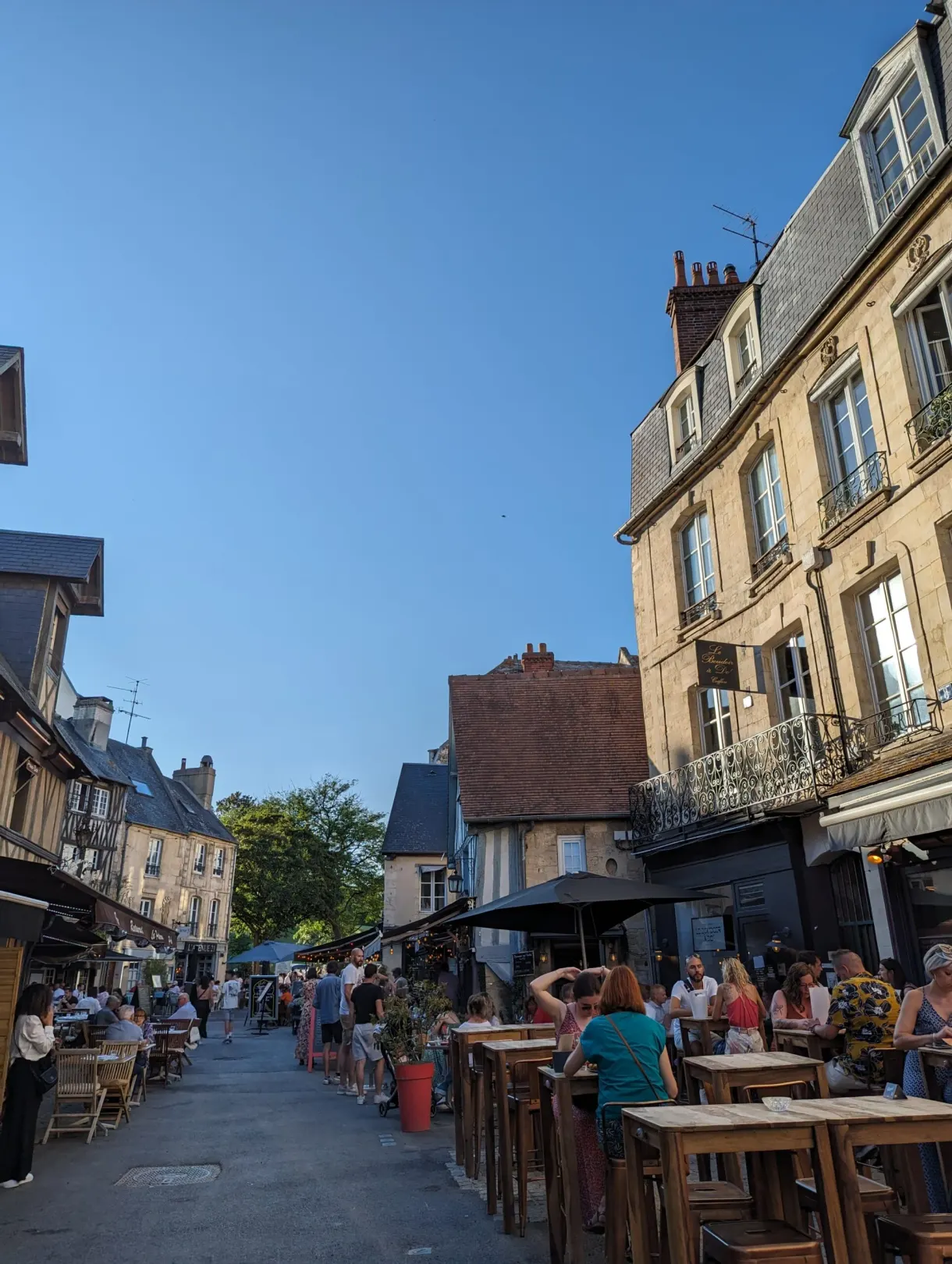 Ruelle du Vaugueux garnie de tables occupées en terrasse