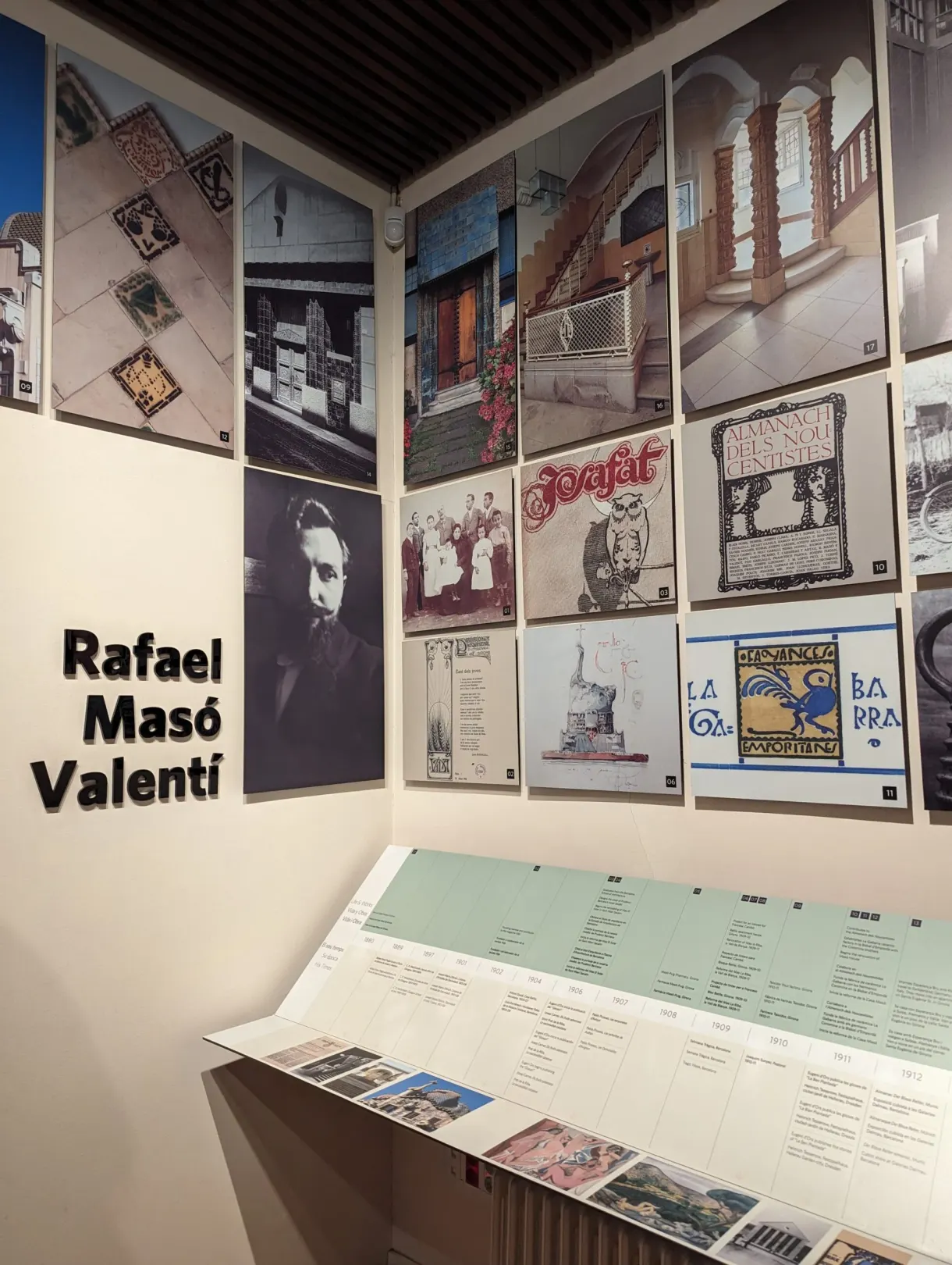 Mur d'affiches et lettrage Rafael Masó Valentí dans la Casa Masó