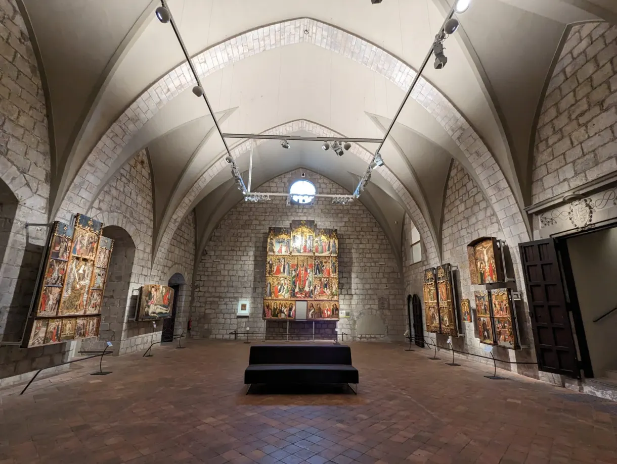 Salle voûtée aux retables alignés le long des murs de pierre