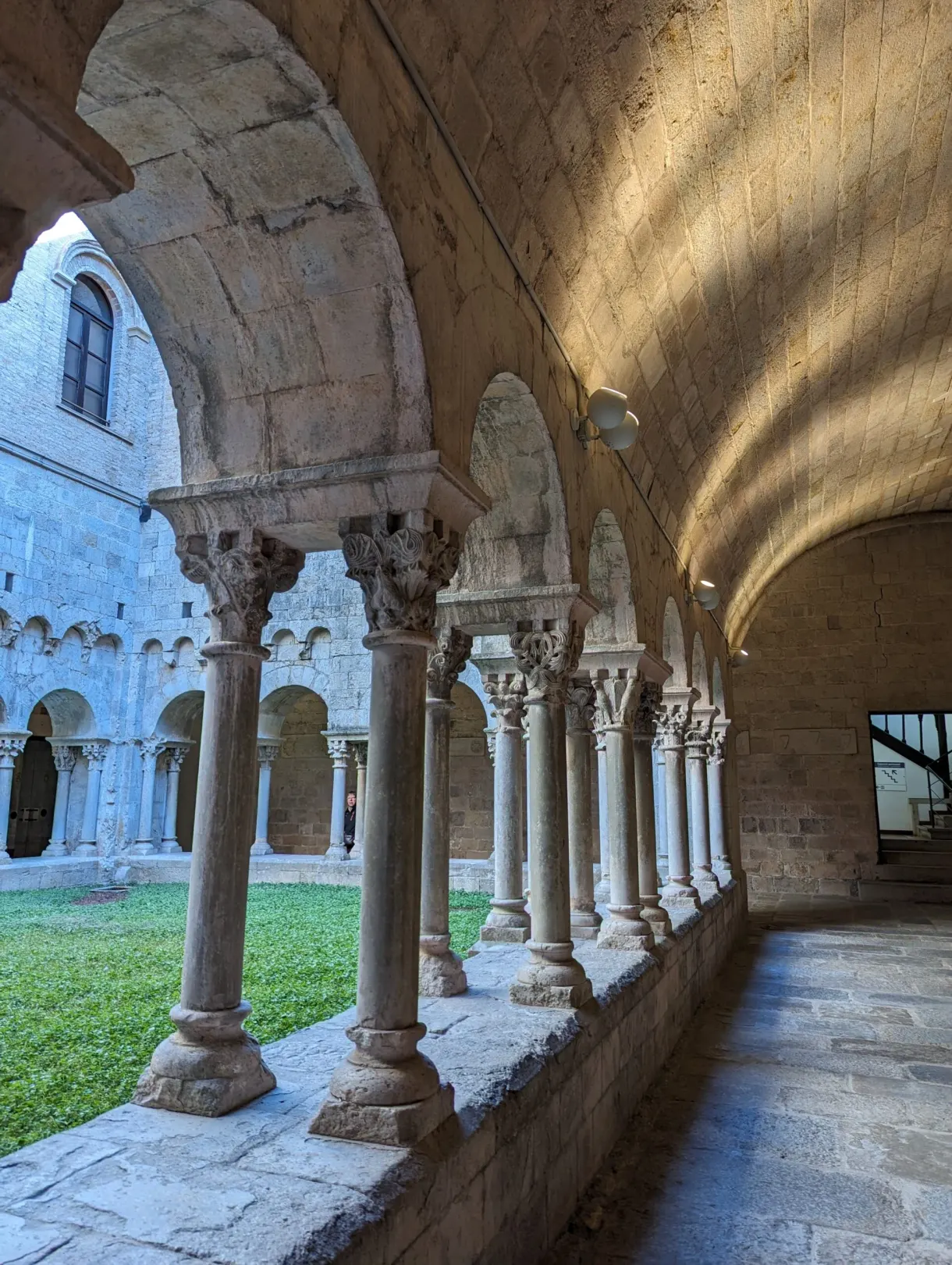 Galerie de cloître aux colonnettes jumelées et chapiteaux ouvragés