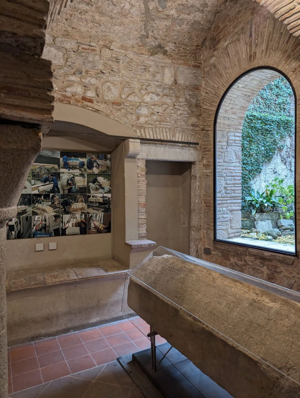 Sarcophage de pierre dans une salle voûtée ouverte sur un patio
