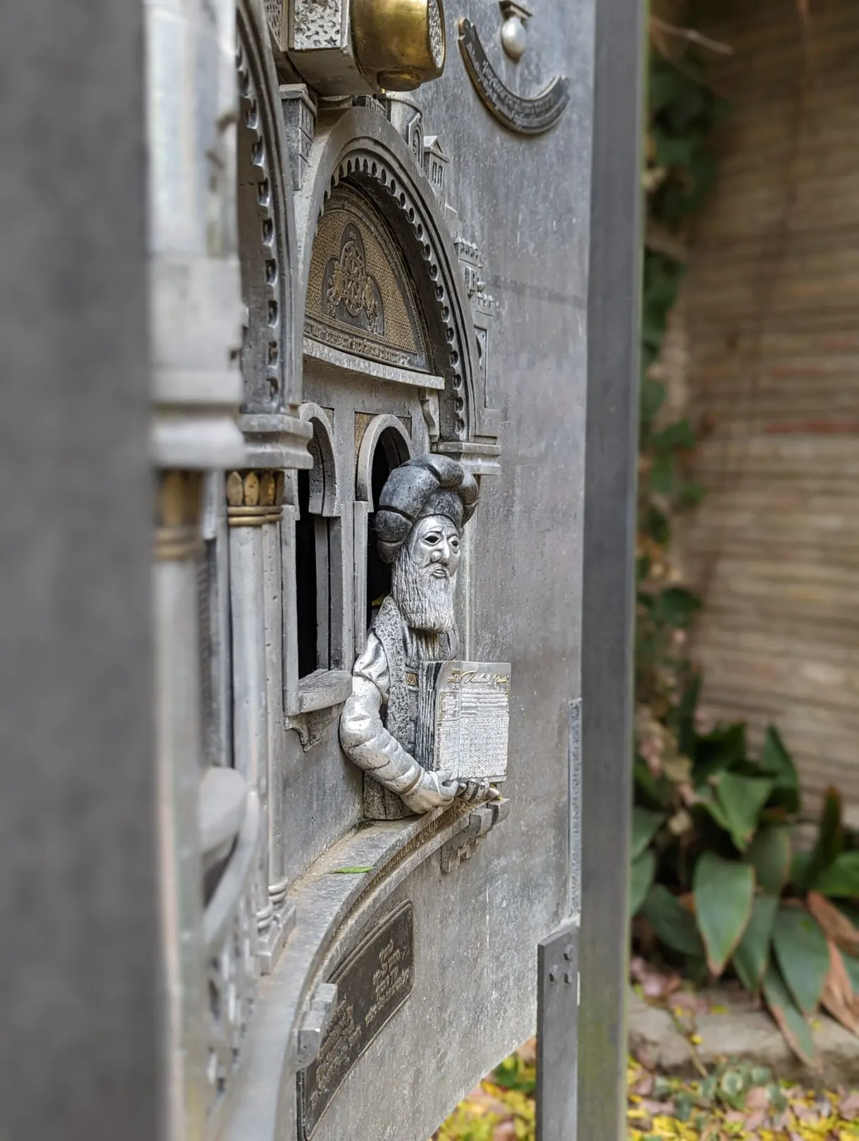 Détail d'un portail sculpté, personnage barbu tenant un livre