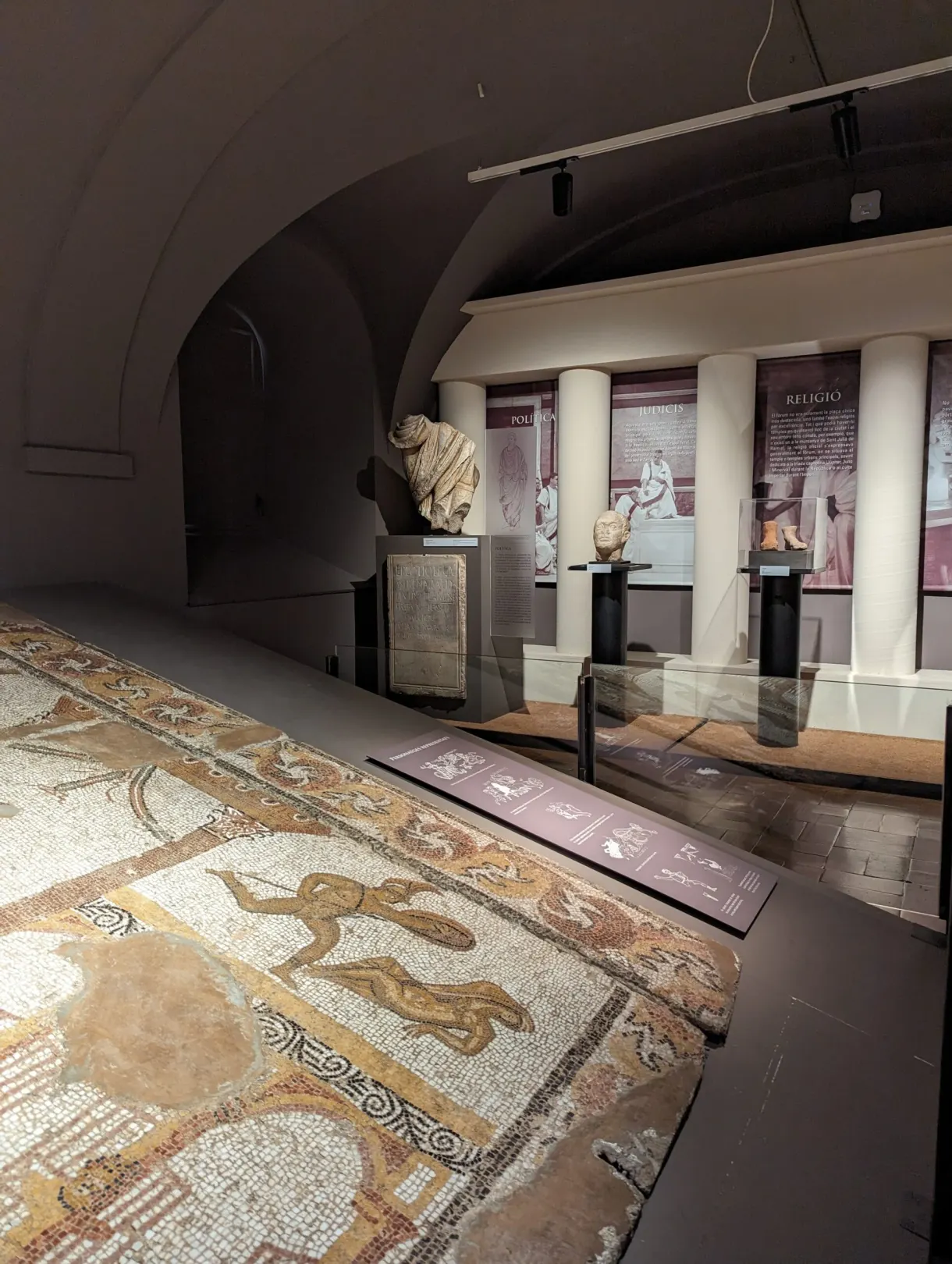 Grande mosaïque romaine au sol et bustes antiques en vitrine