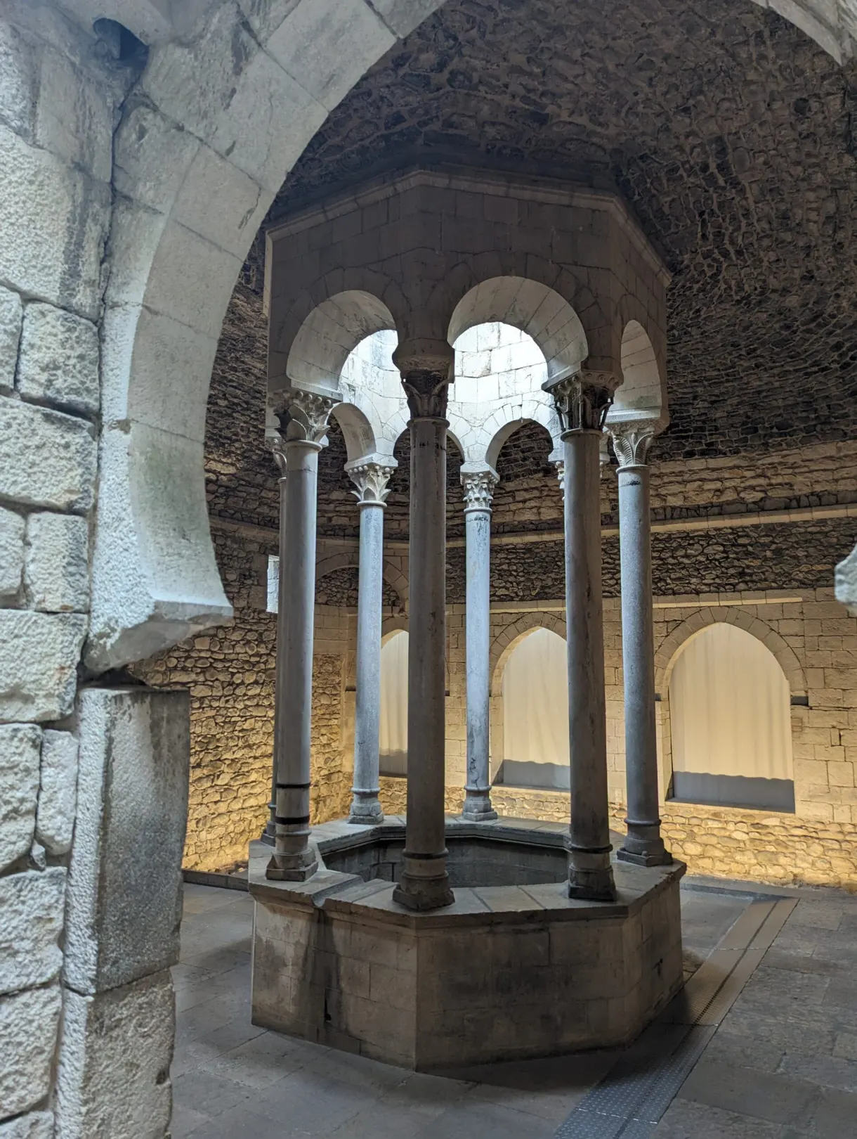 Pavillon octogonal à colonnes au centre des bains arabes