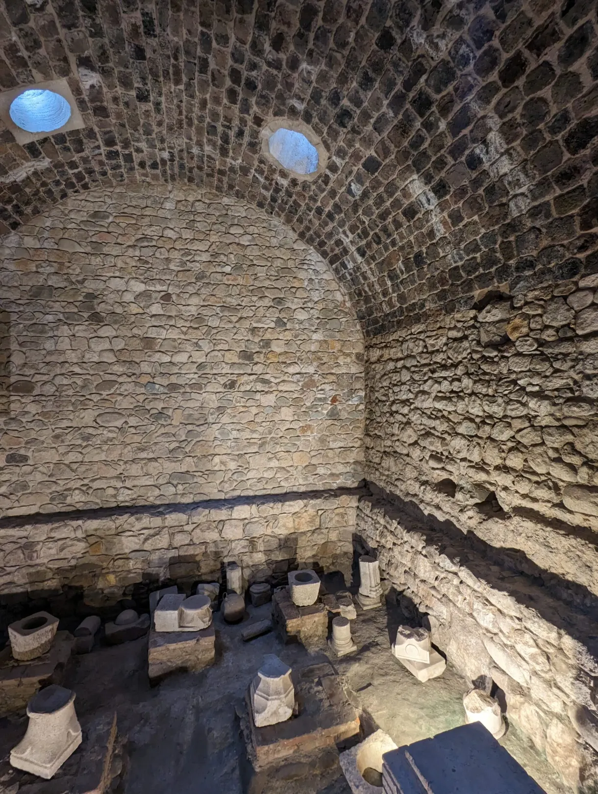 Salle souterraine aux piliers d'hypocauste et oculus vitrés au plafond