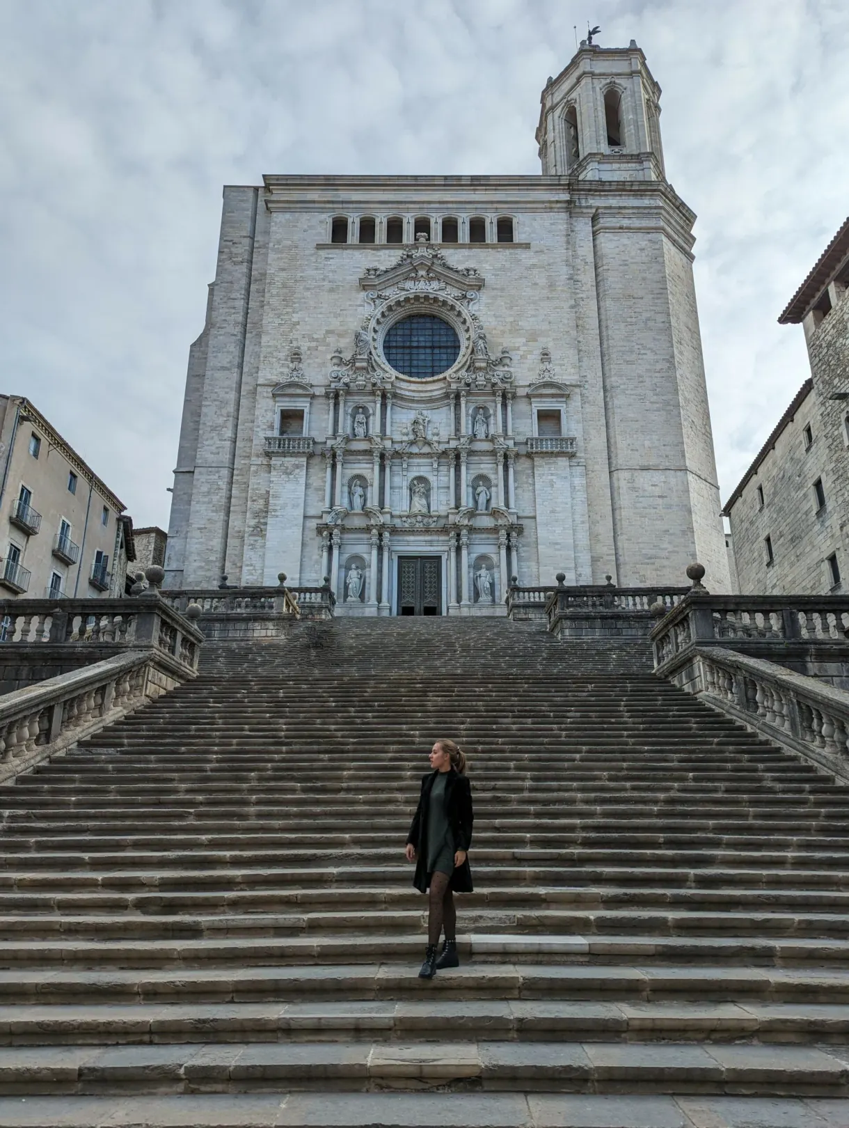 Escalier monumental menant à la façade baroque de la cathédrale