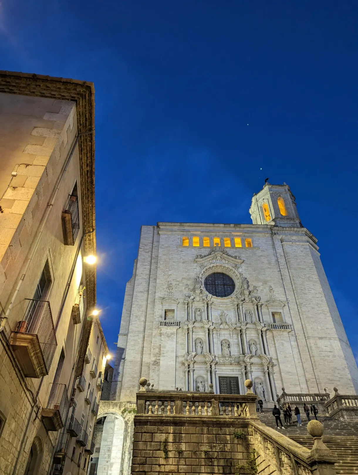 Façade de la cathédrale illuminée à l'heure bleue