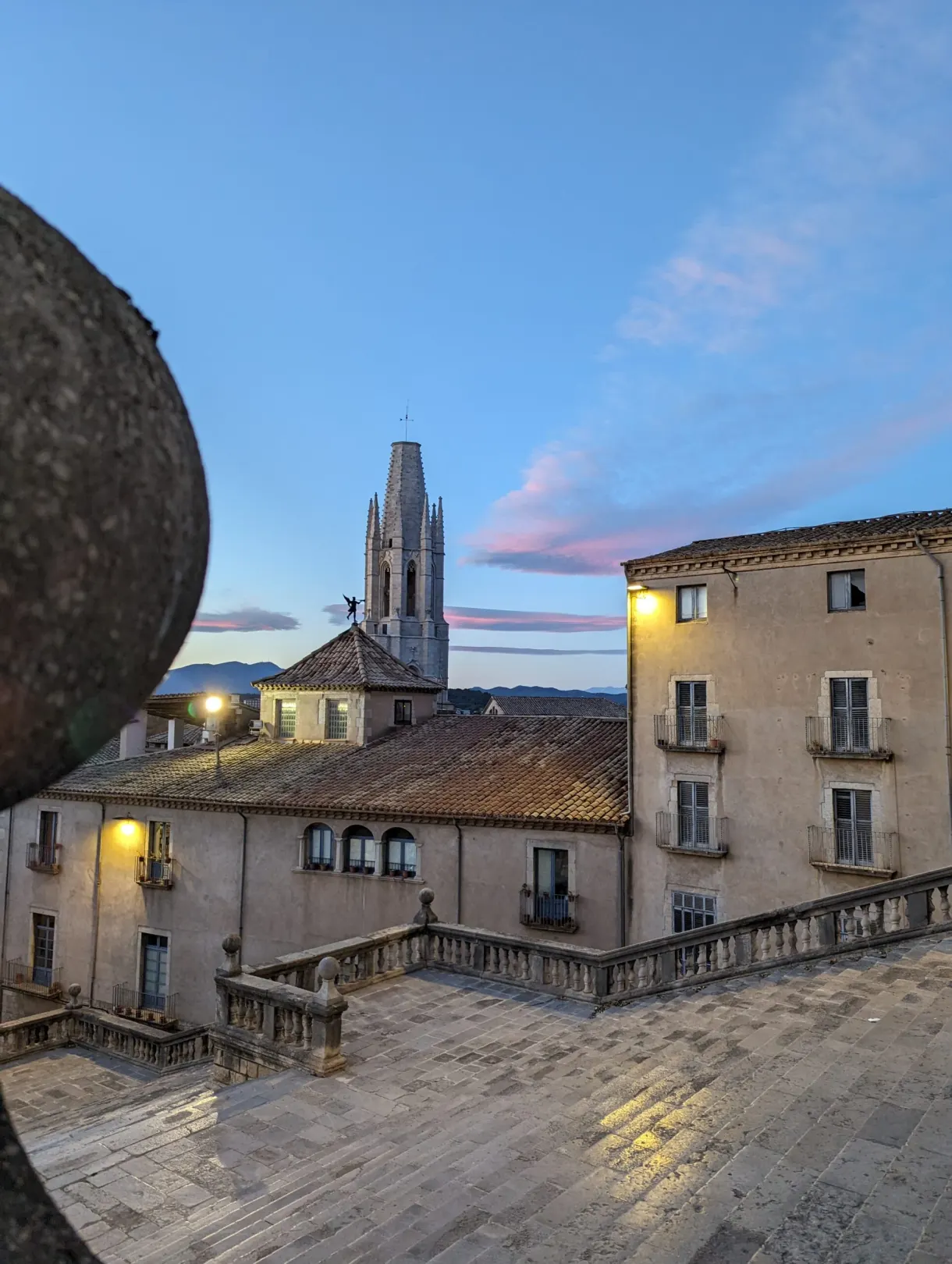 Clocher effilé se découpant sur un ciel rose au crépuscule