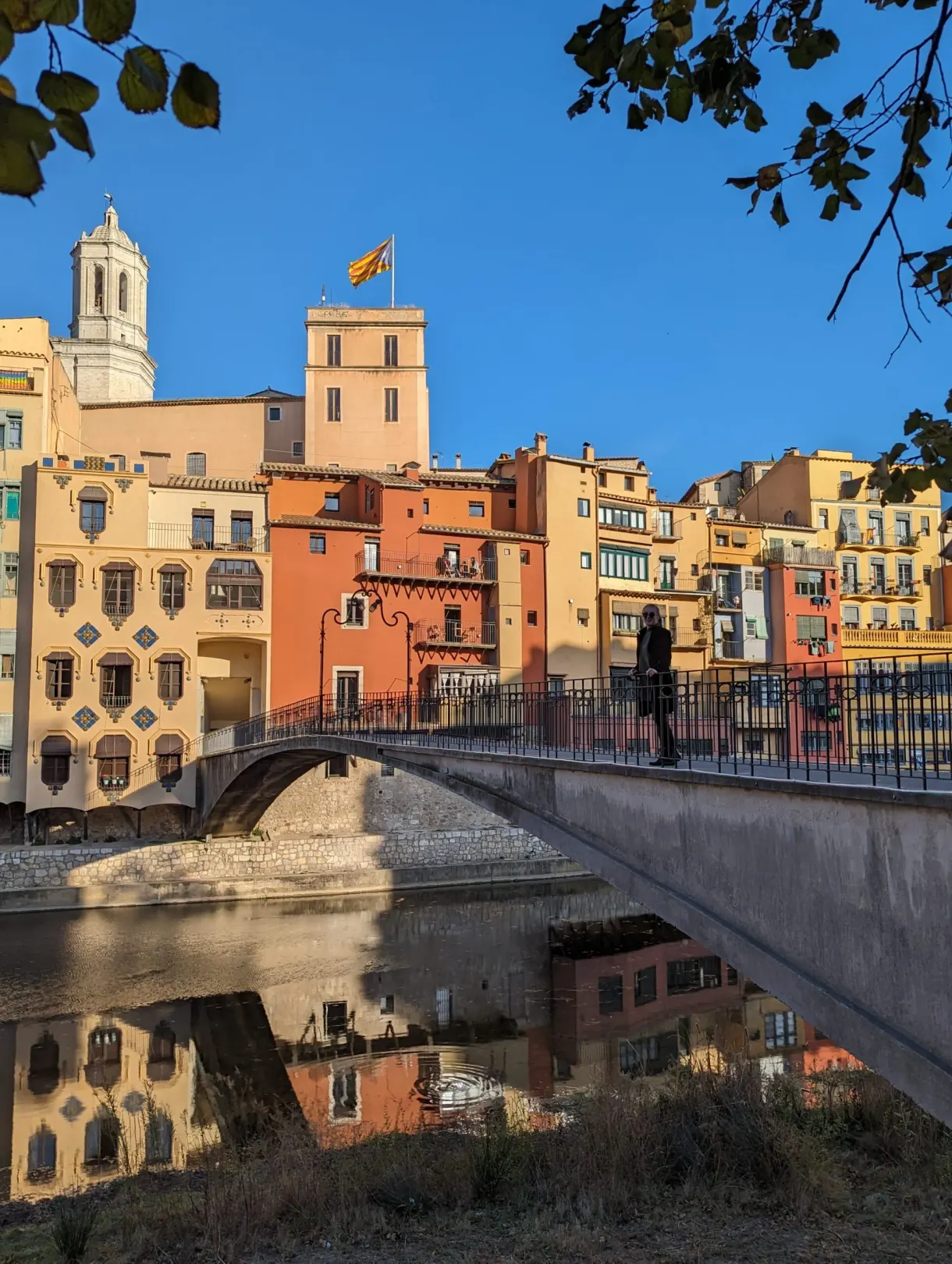 Pont de pierre et façades ocre surmontées d'un drapeau catalan