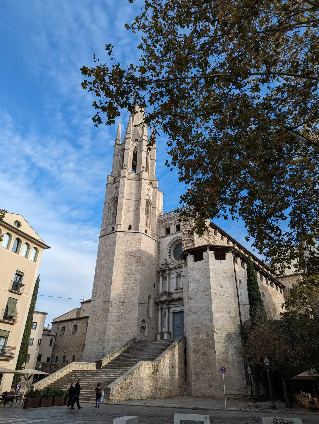 Église au clocher gothique élancé et son large escalier d'accès