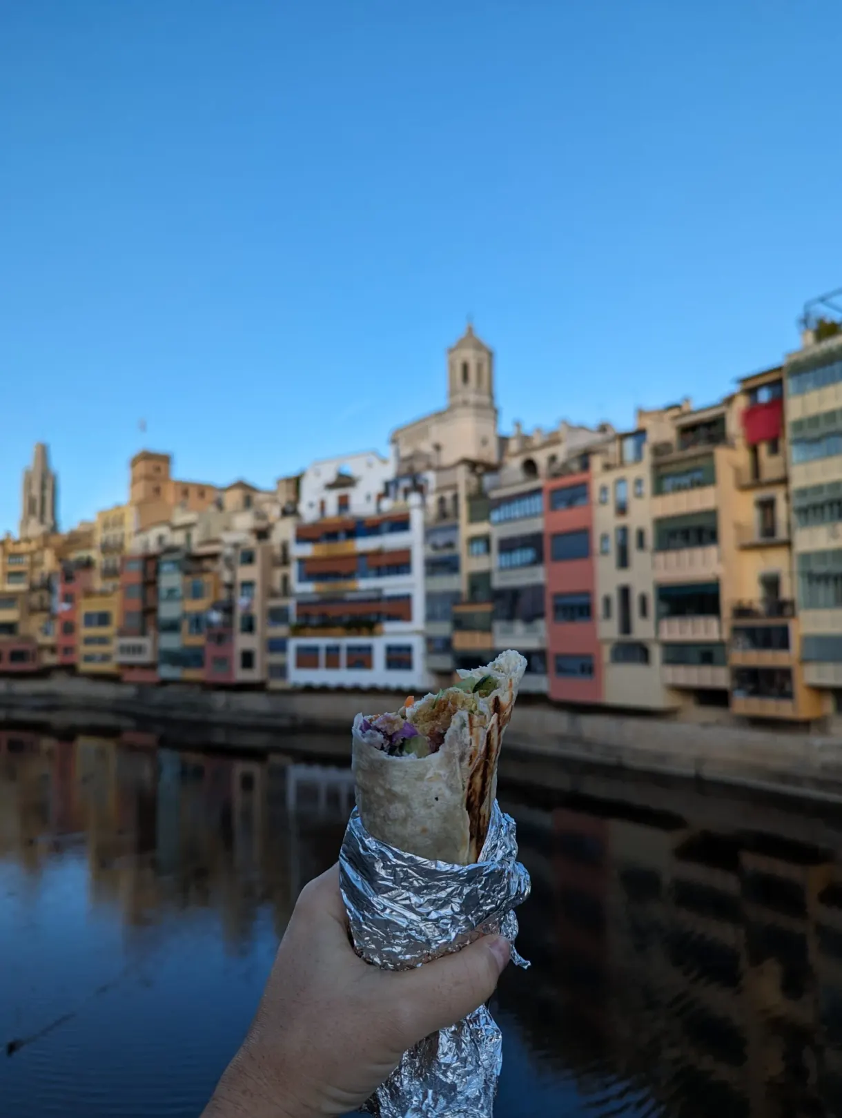 Wrap dans son papier aluminium brandi devant les maisons de l'Onyar
