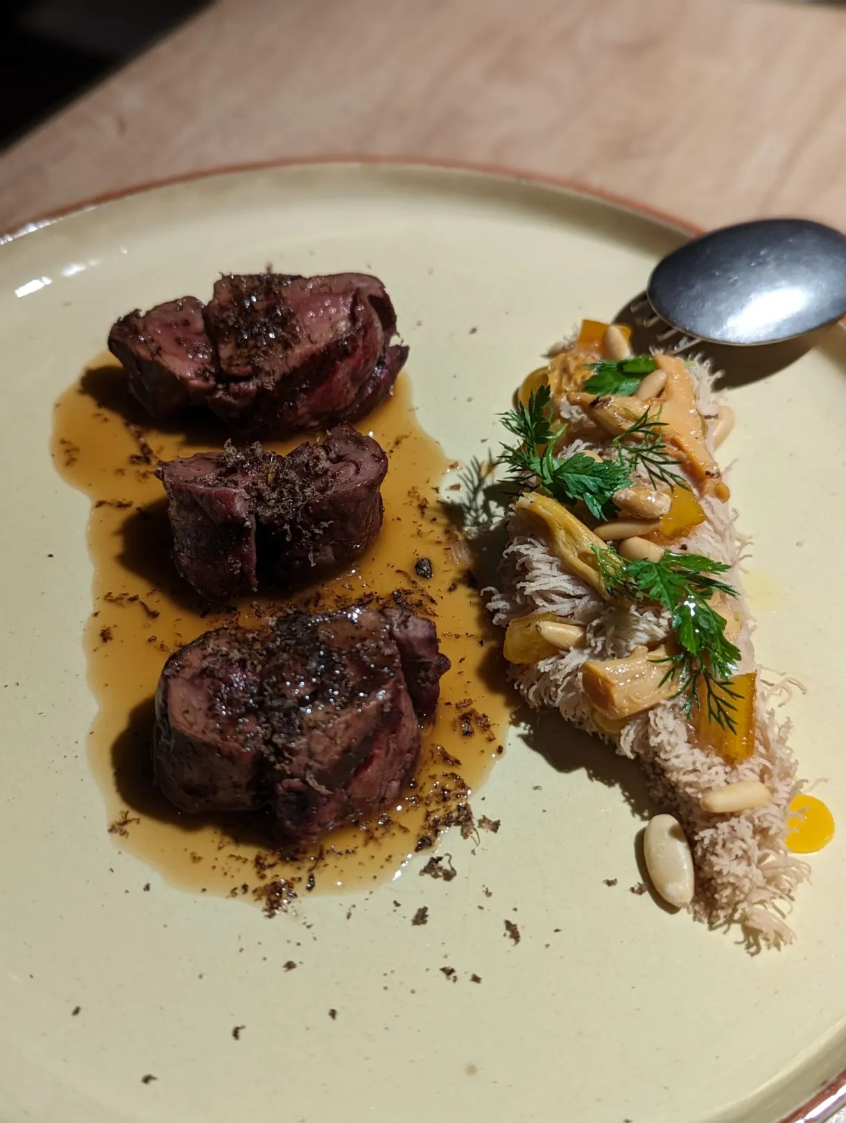 Pièces de viande rôtie et garniture de champignons à l'aneth