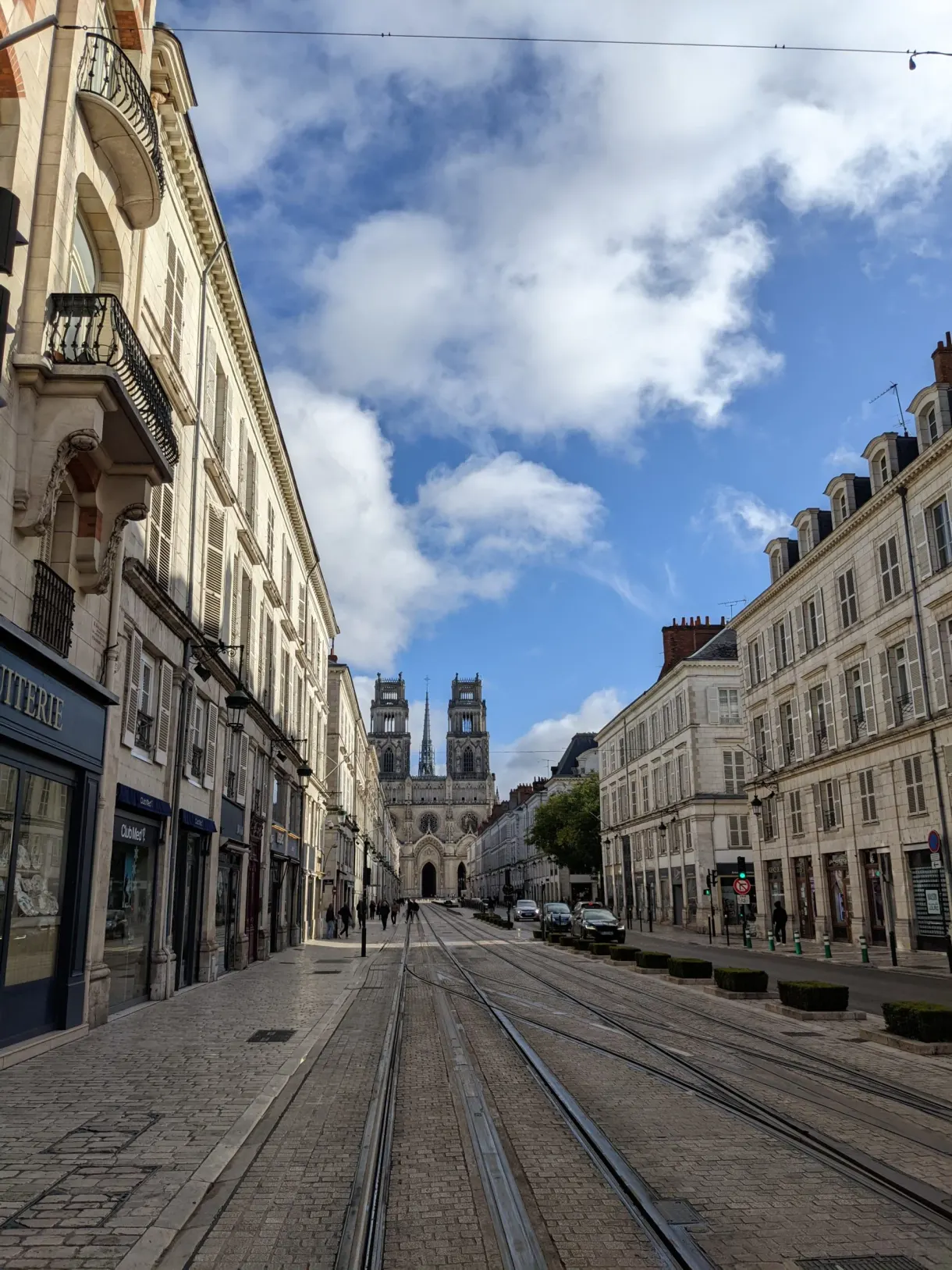 Rue commerçante et rails du tram menant à la cathédrale