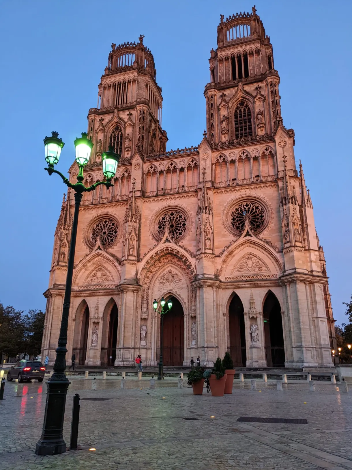 Cathédrale illuminée sous un ciel de fin de journée