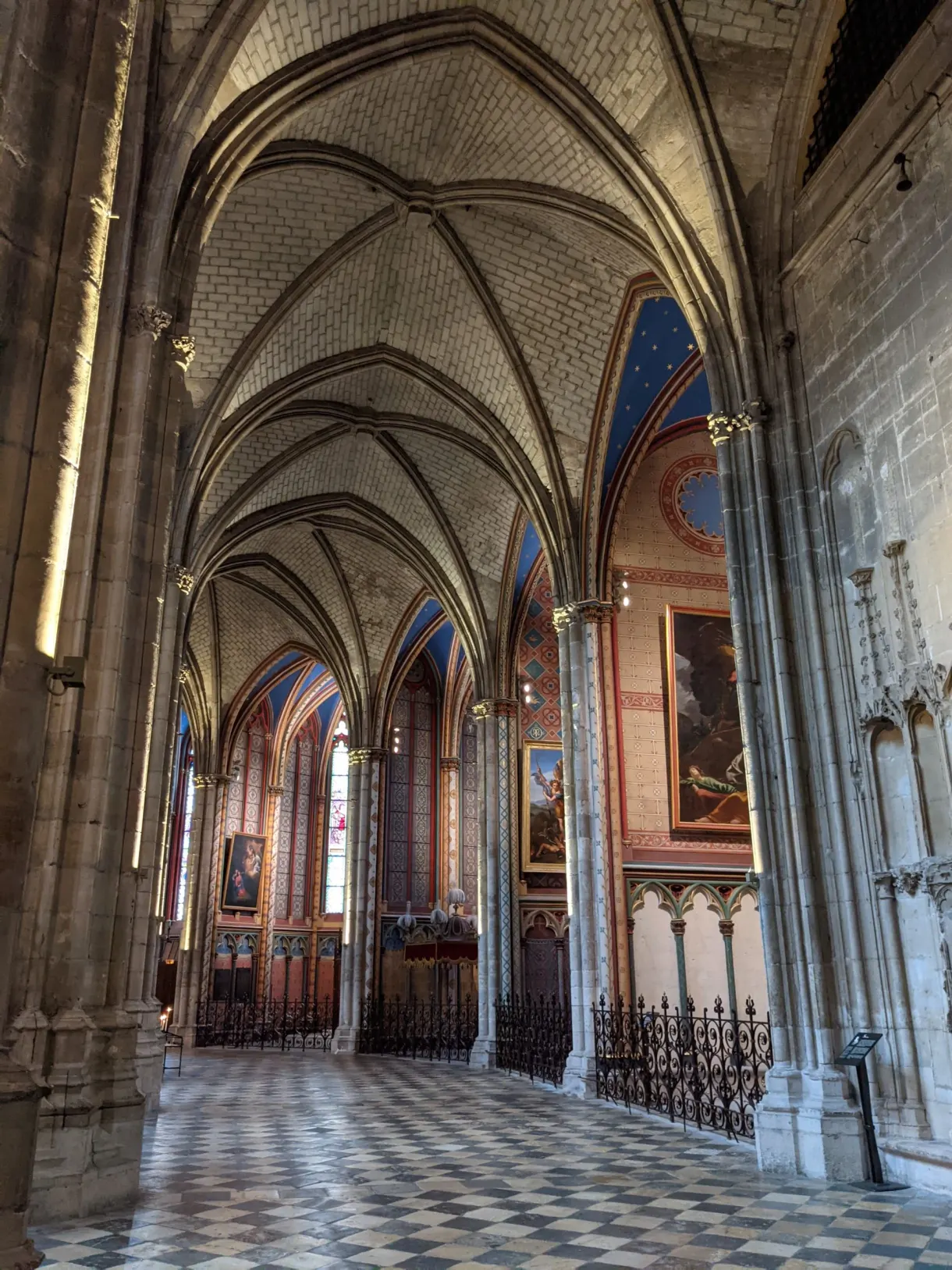 Bas-côté voûté et grilles de chapelle à l'intérieur