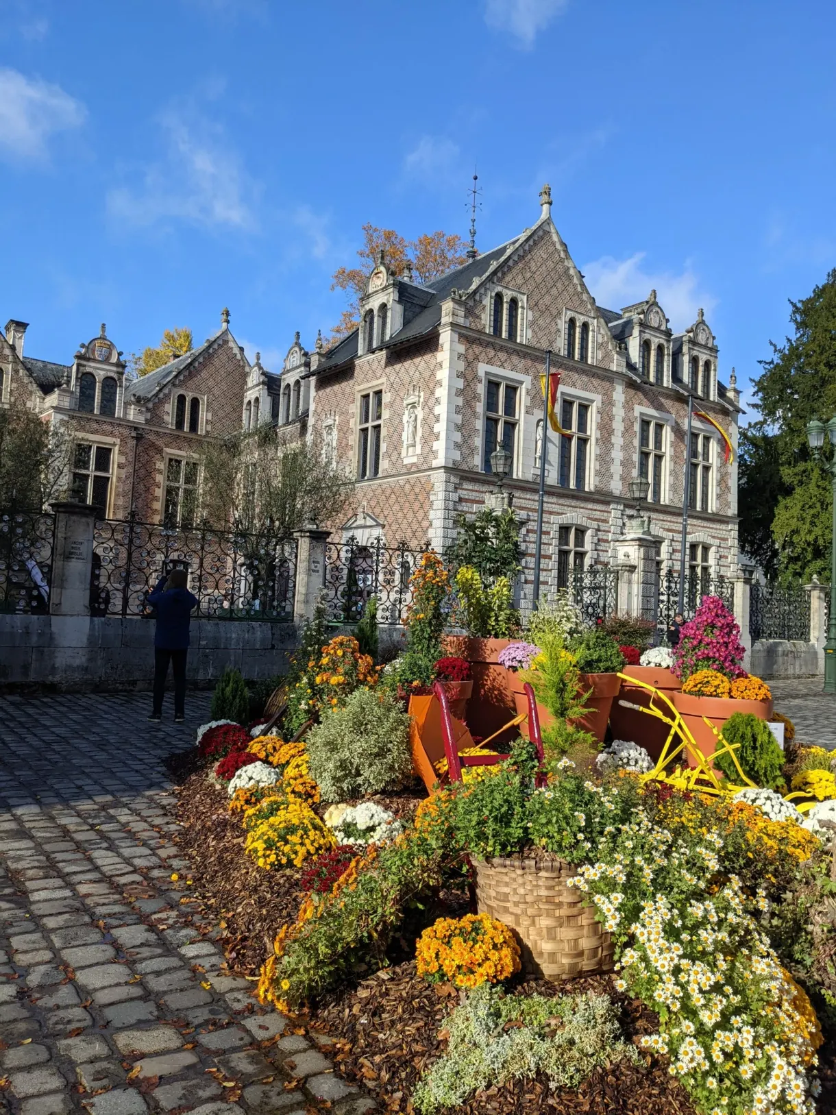 Façade Renaissance en brique de l'hôtel Groslot et son jardin