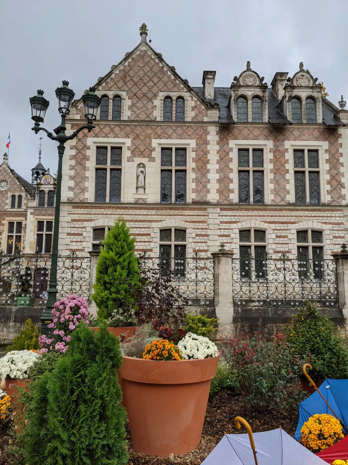 Parterres d'automne au pied d'une façade de brique rose