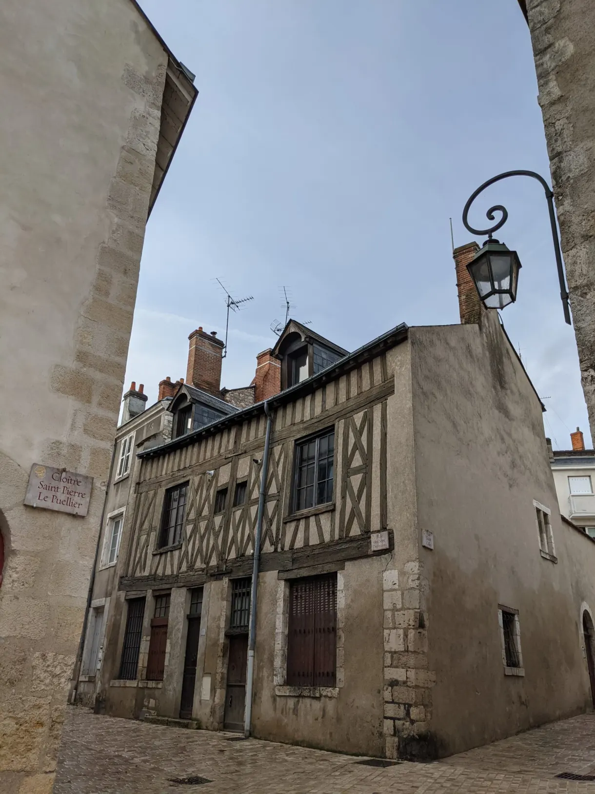 Ruelle pavée et pignon de bois d'une maison ancienne