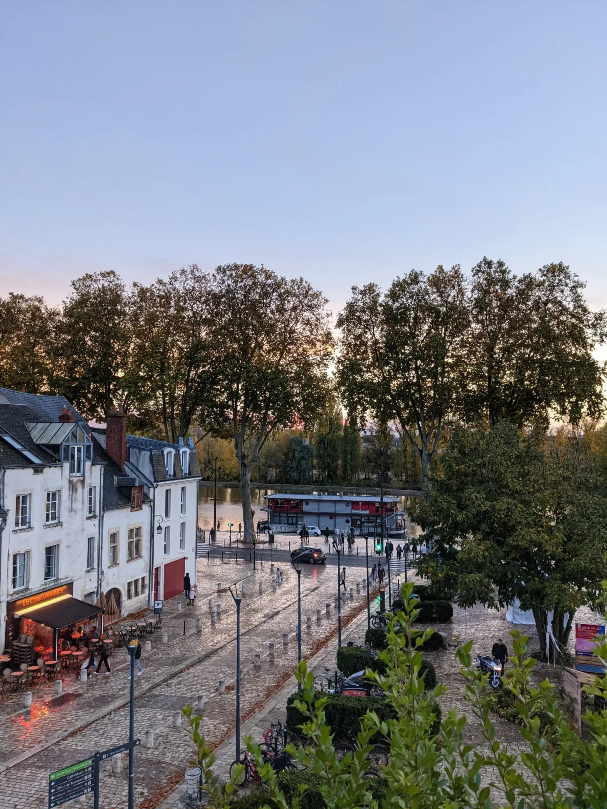 Toits, quais et rails du tramway vus depuis les hauteurs