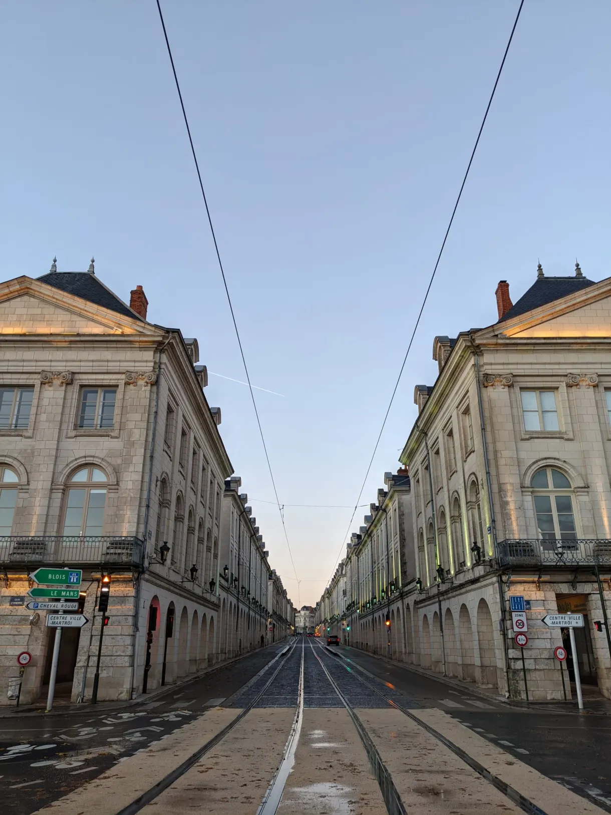 Perspective d'une rue rectiligne bordée d'immeubles classiques