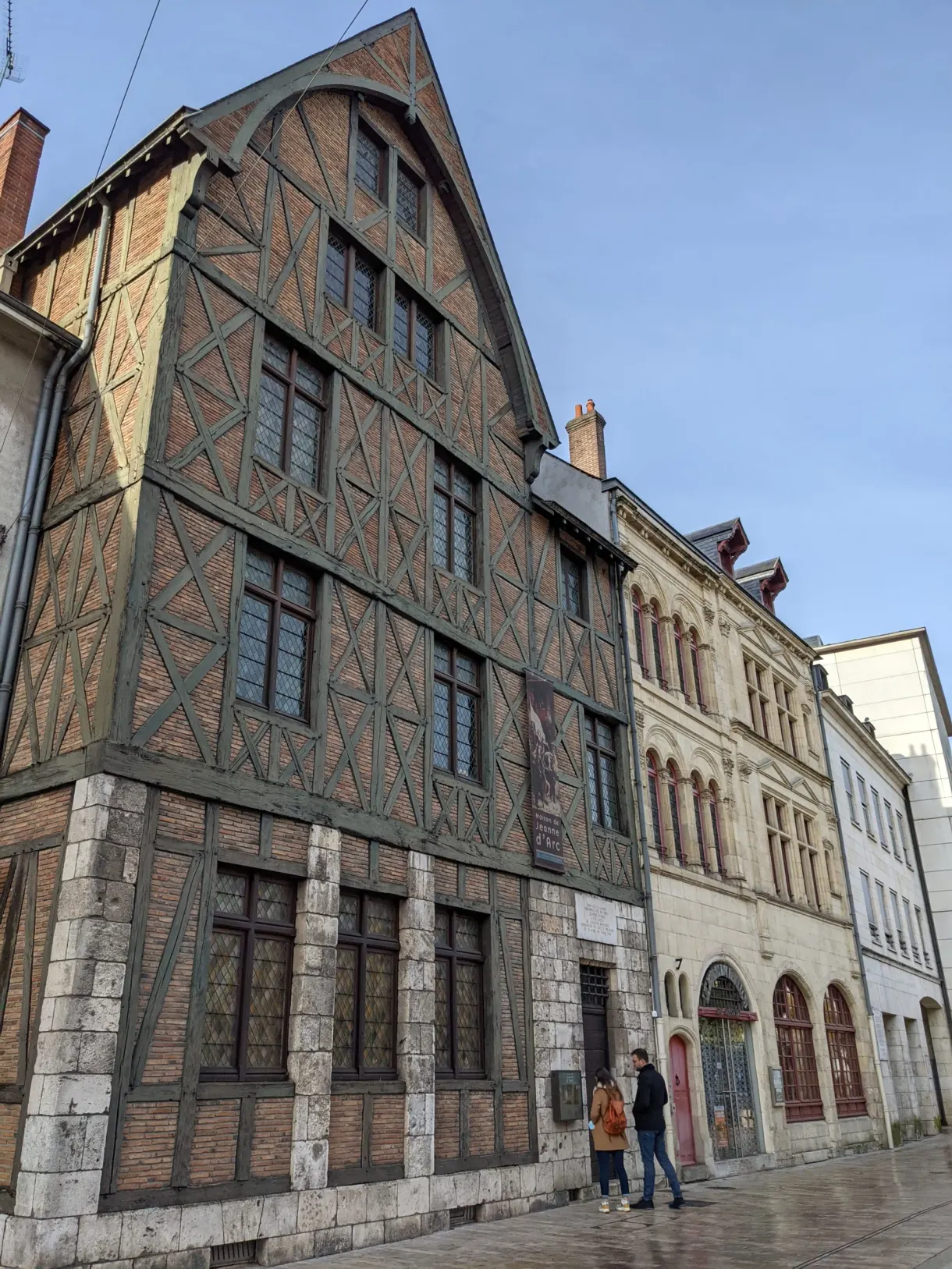 Grande maison Renaissance à pans de bois et croisillons