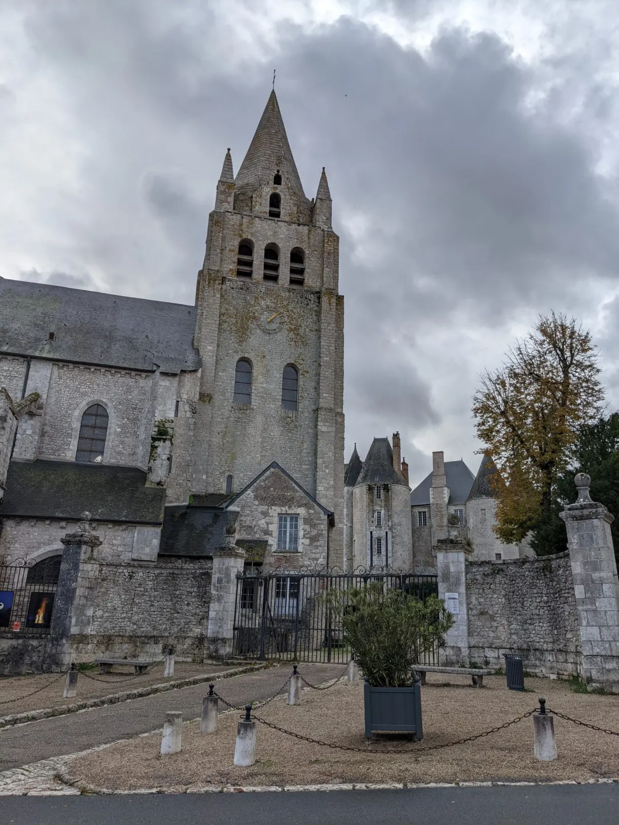 Clocher de pierre et cour close à Meung-sur-Loire
