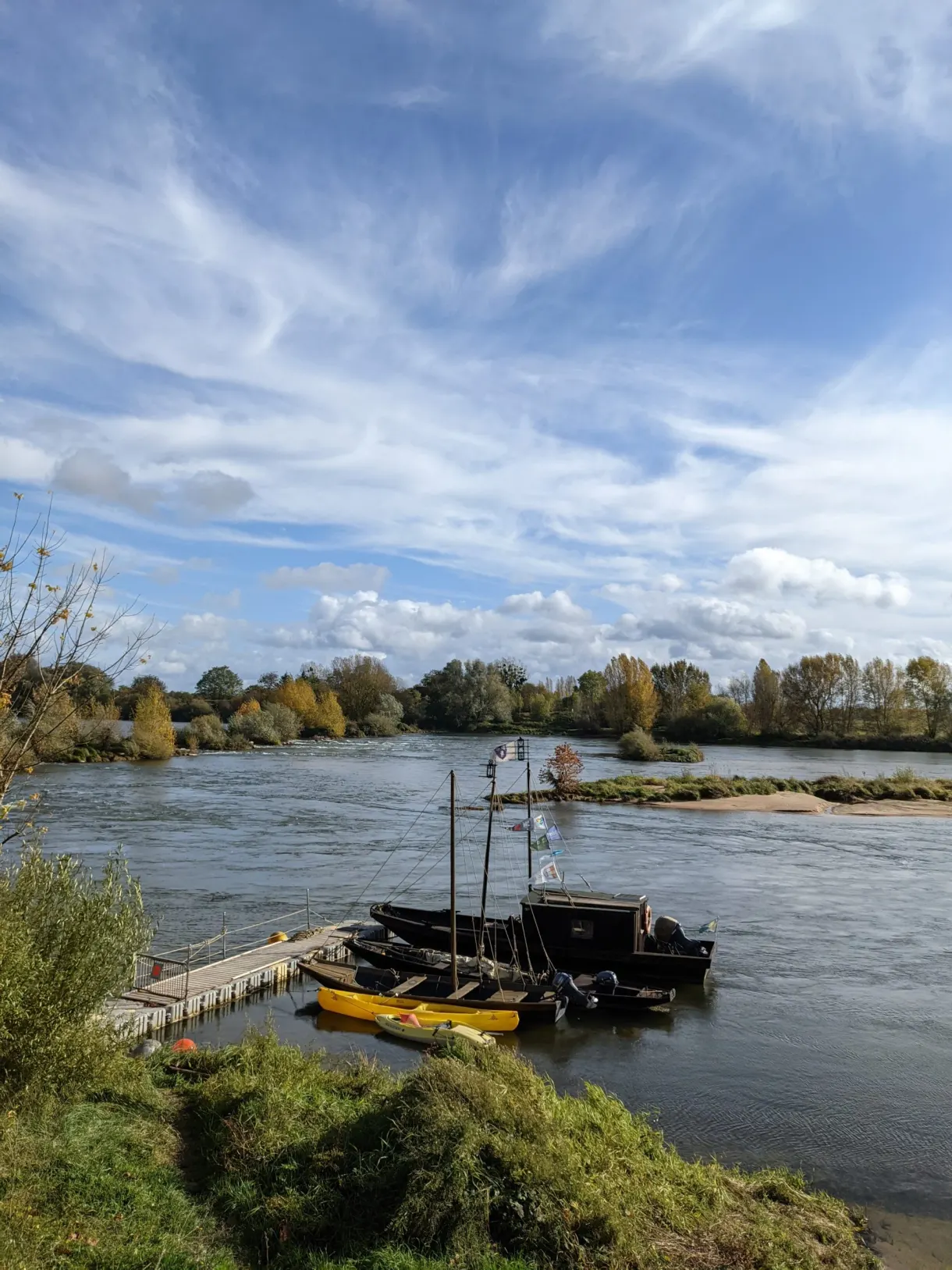 Barque traditionnelle amarrée sur les bords de Loire