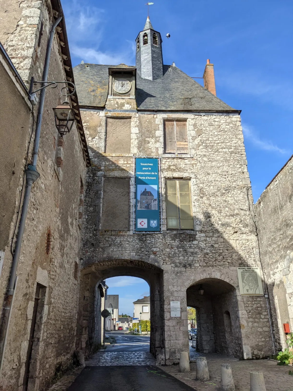 Porte fortifiée surmontée d'un beffroi à horloge