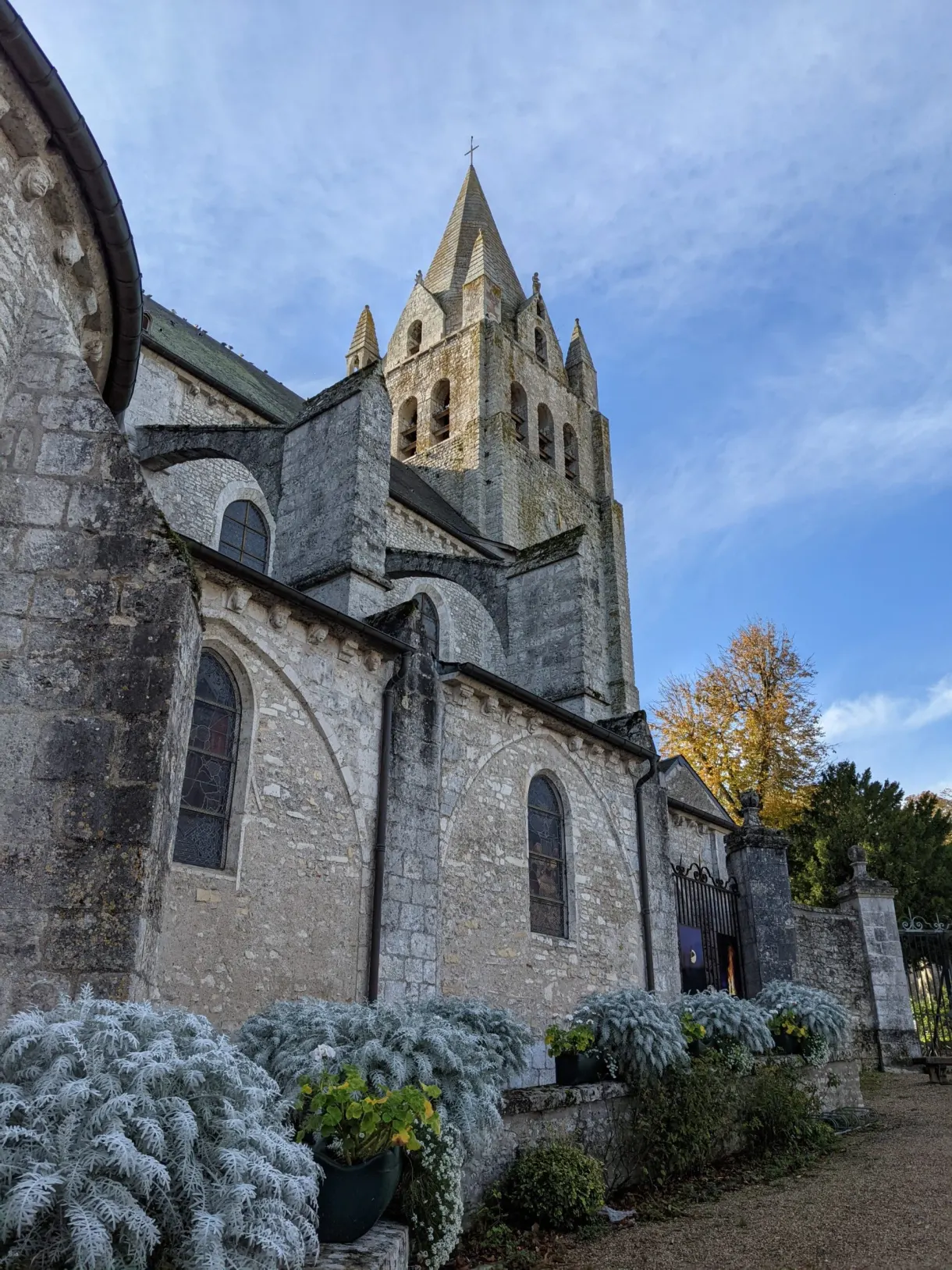 Chevet de pierre de l'église et ses massifs argentés