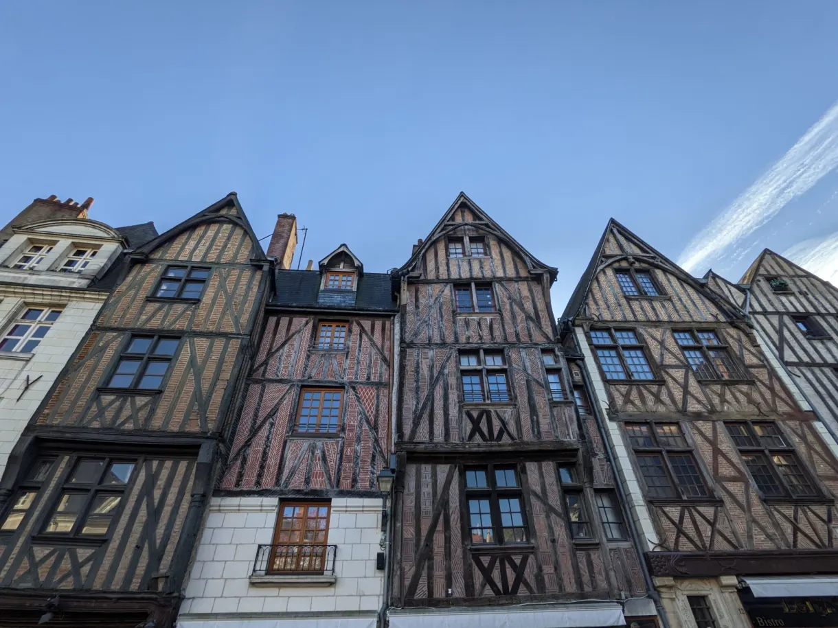 Façades à colombages du Vieux-Tours vues en contre-plongée