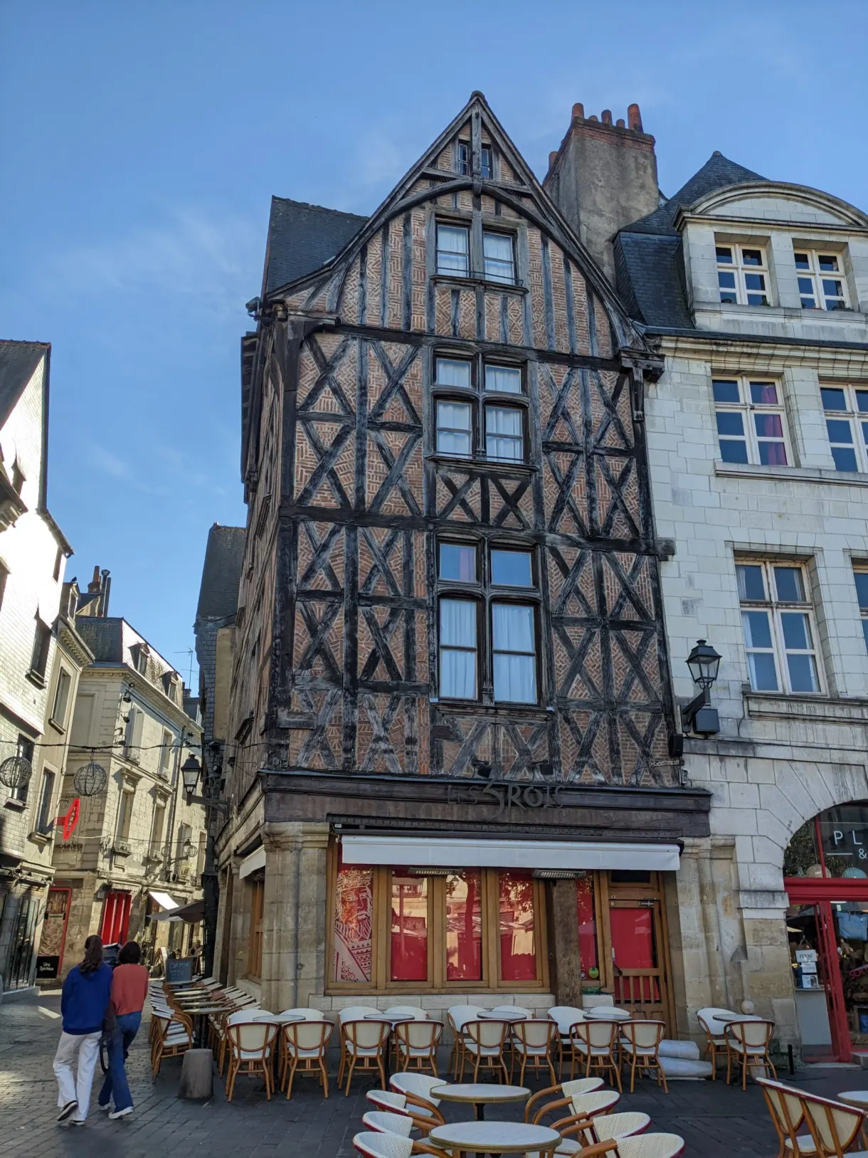 Maison à pans de bois au-dessus d'une terrasse en rotin