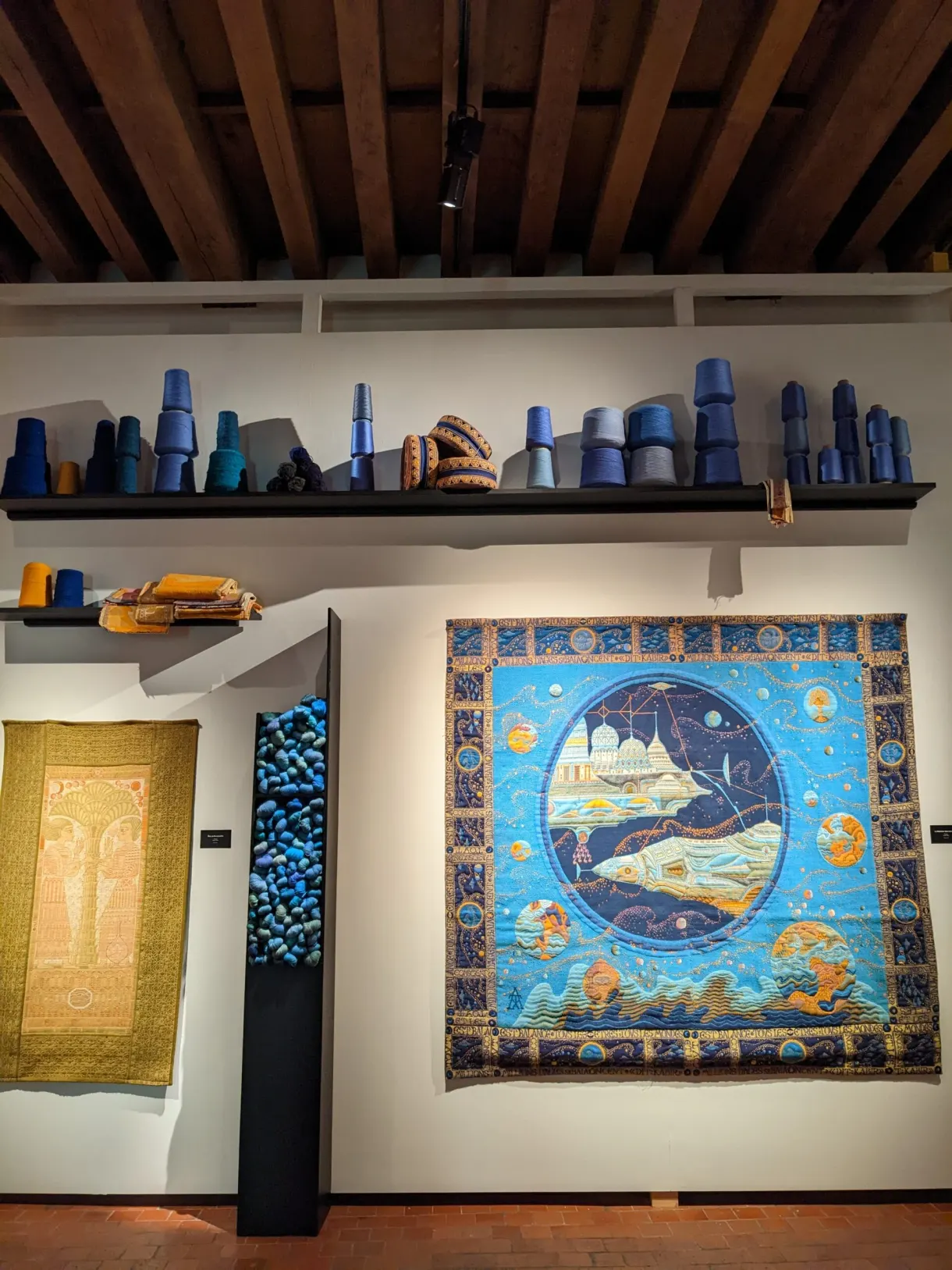 Vases bleus alignés au-dessus d'une tapisserie ronde marine