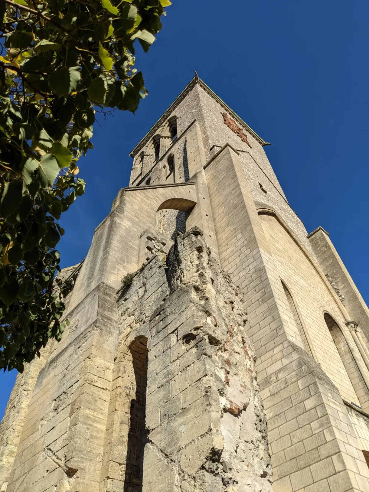 Contre-plongée sur les pierres érodées de la tour Charlemagne