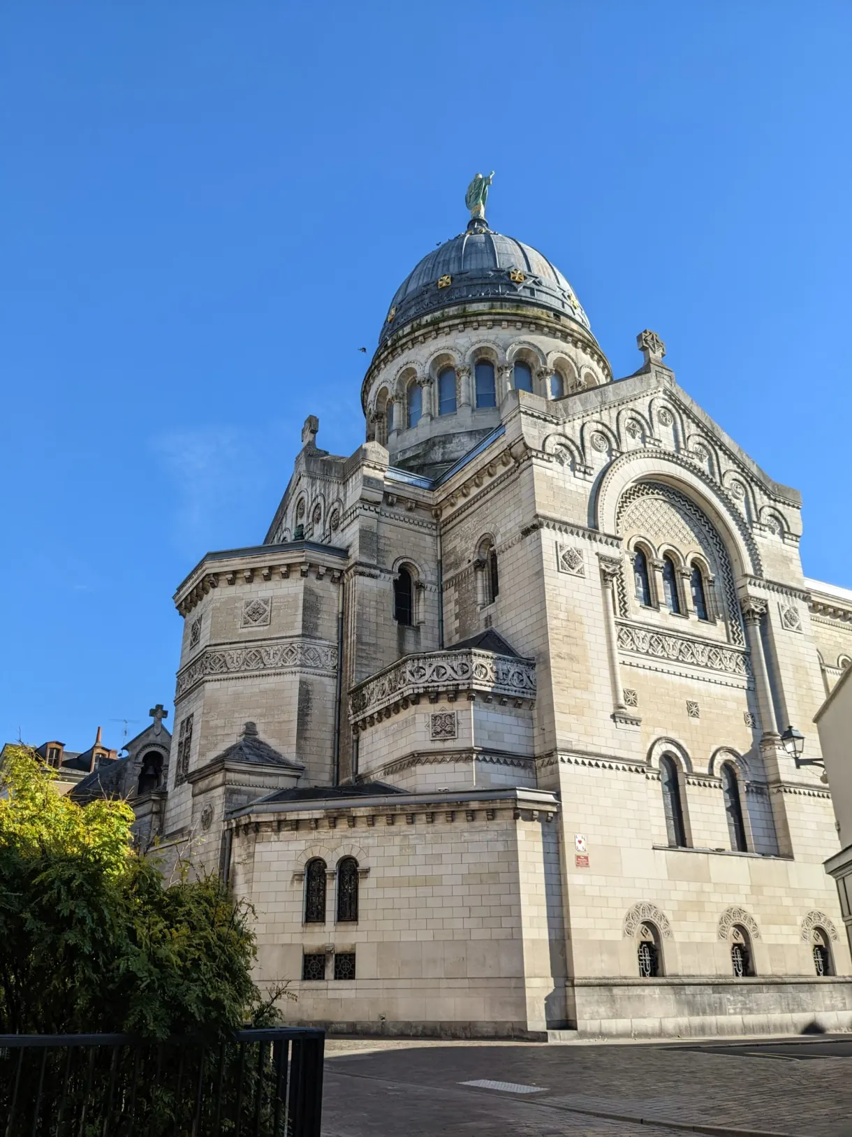 Chevet et coupole byzantine de la basilique Saint-Martin