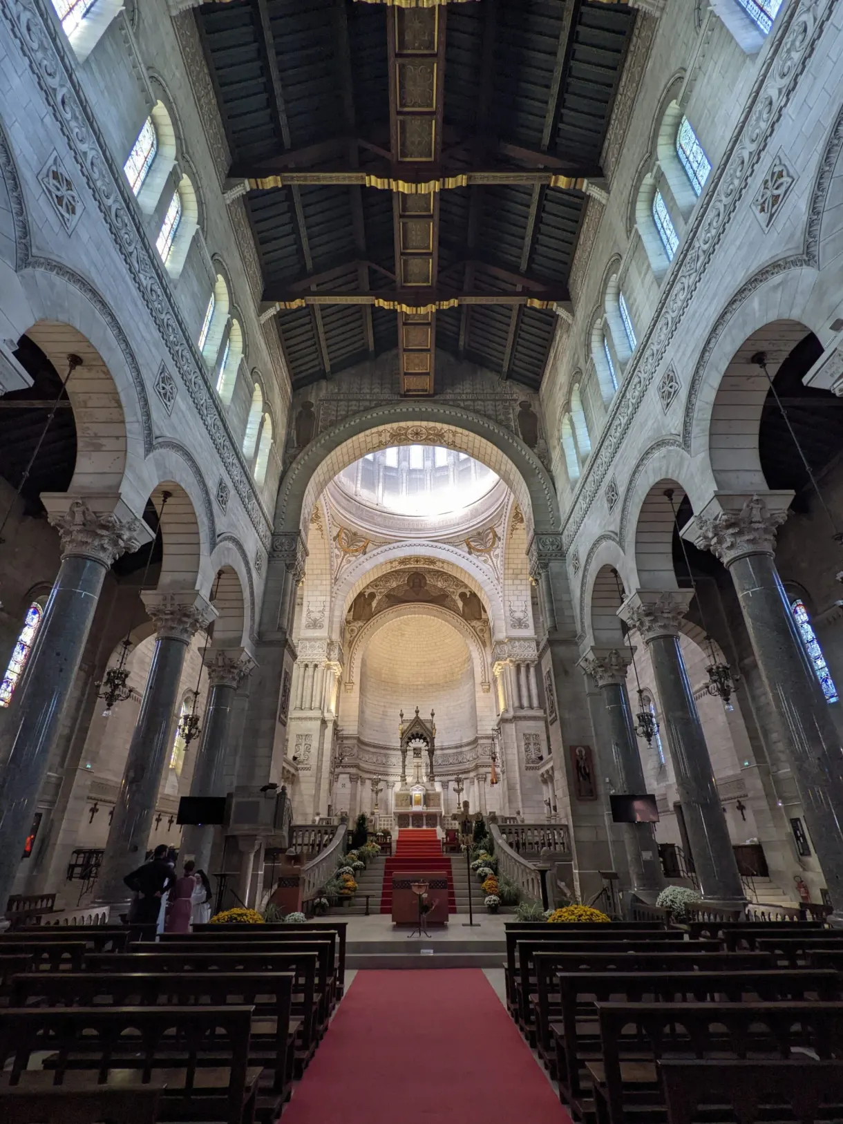 Nef de la basilique et son tapis rouge entre les bancs