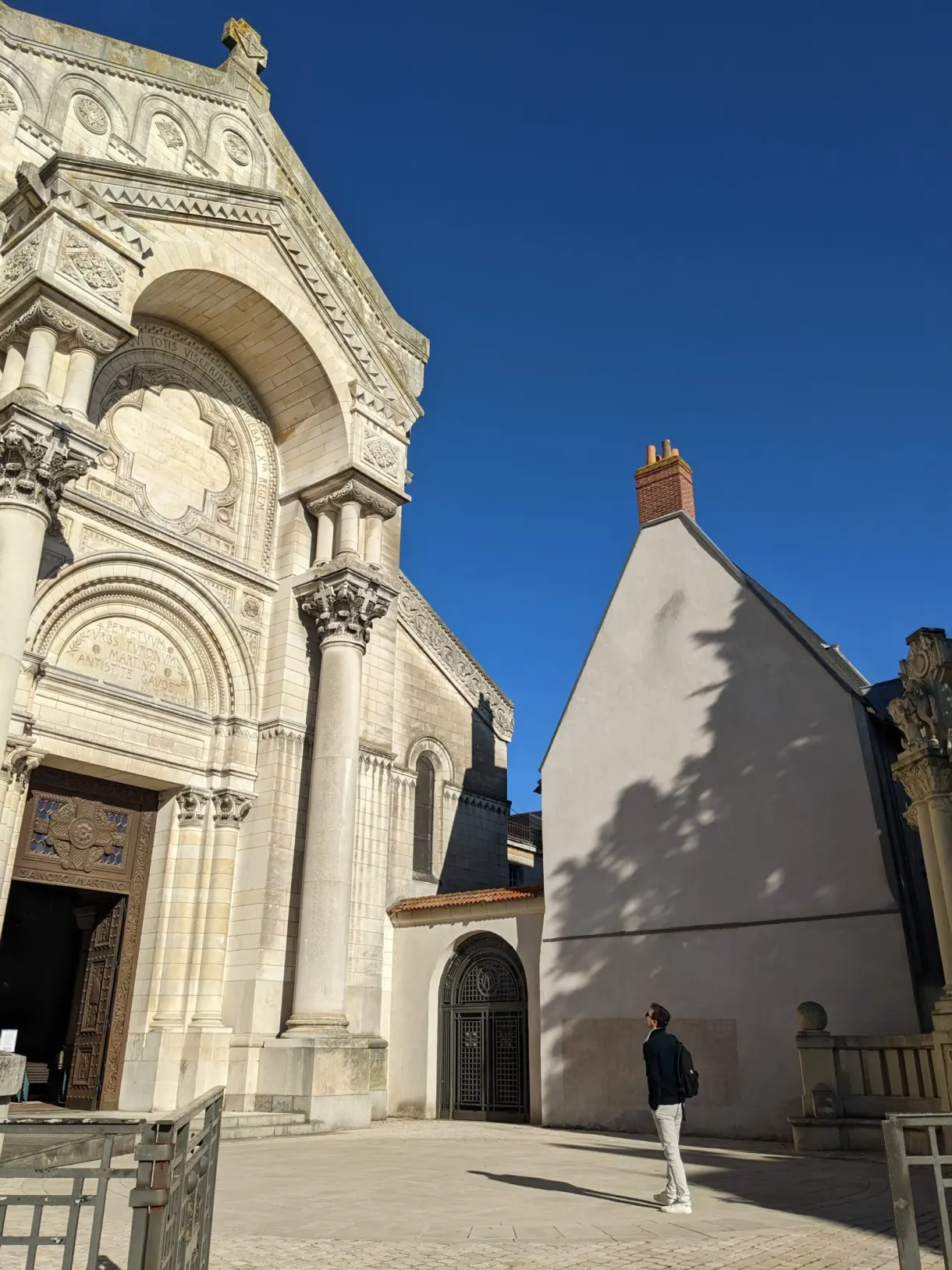 Façade latérale en pierre claire de la basilique Saint-Martin