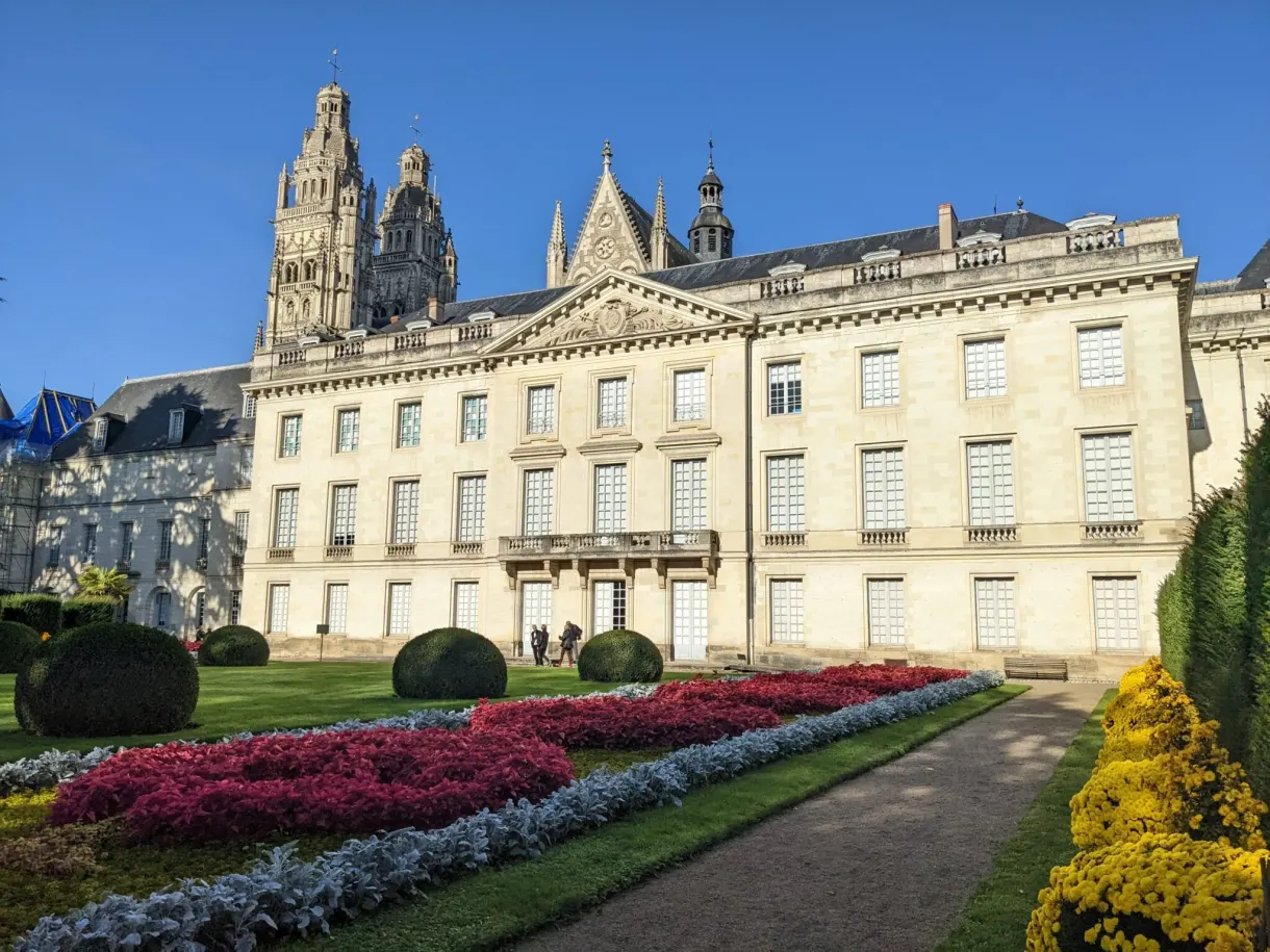 Palais classique et parterres fleuris devant les tours de la cathédrale
