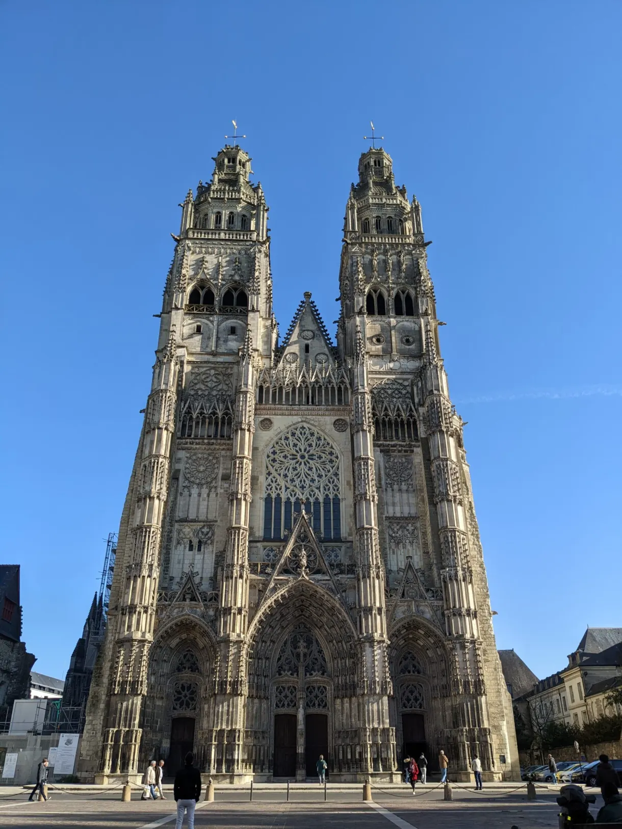 Deux tours gothiques de la cathédrale Saint-Gatien contre le ciel bleu