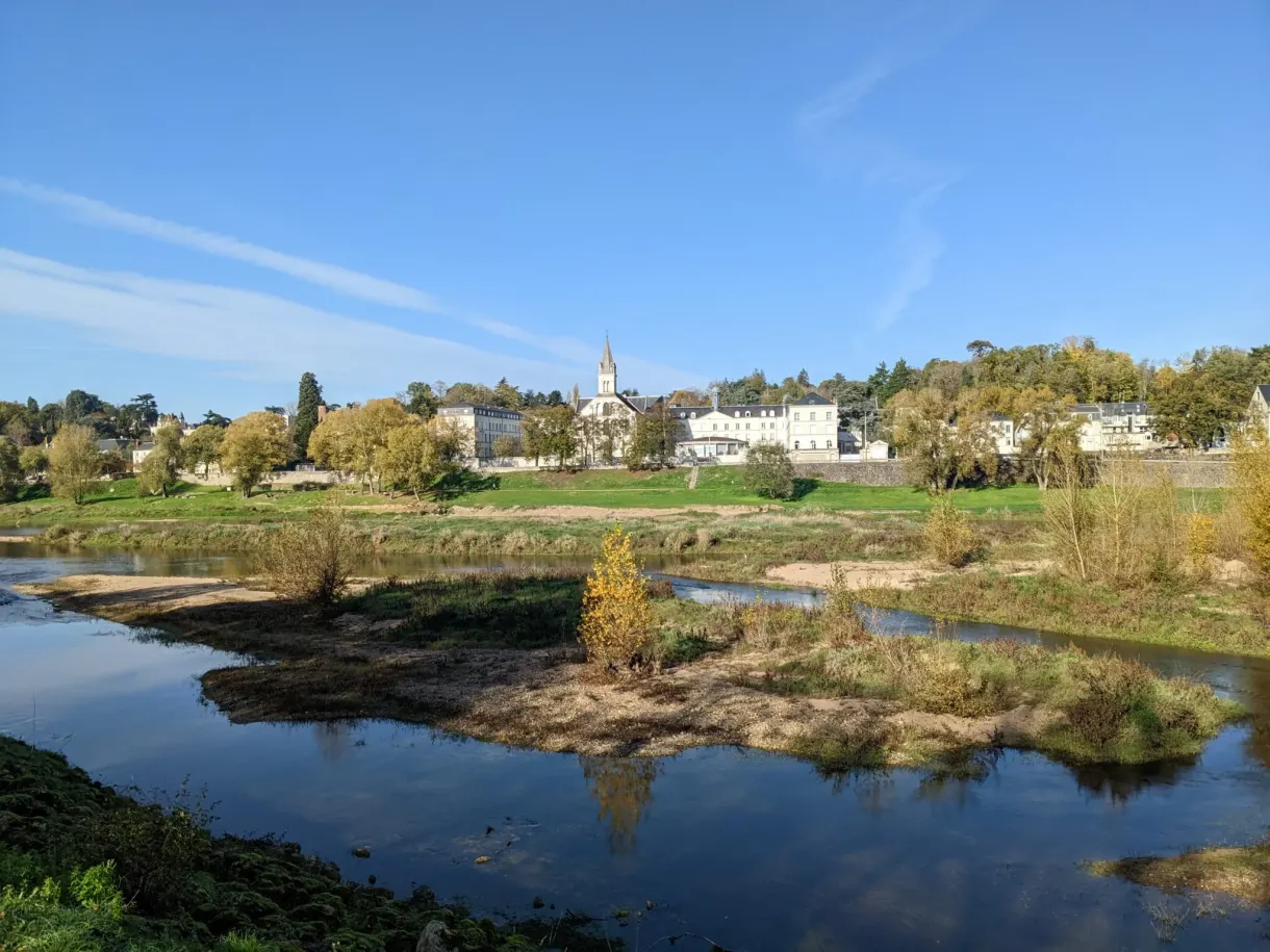 Bancs de sable de la Loire et village à clocher sur l'autre rive