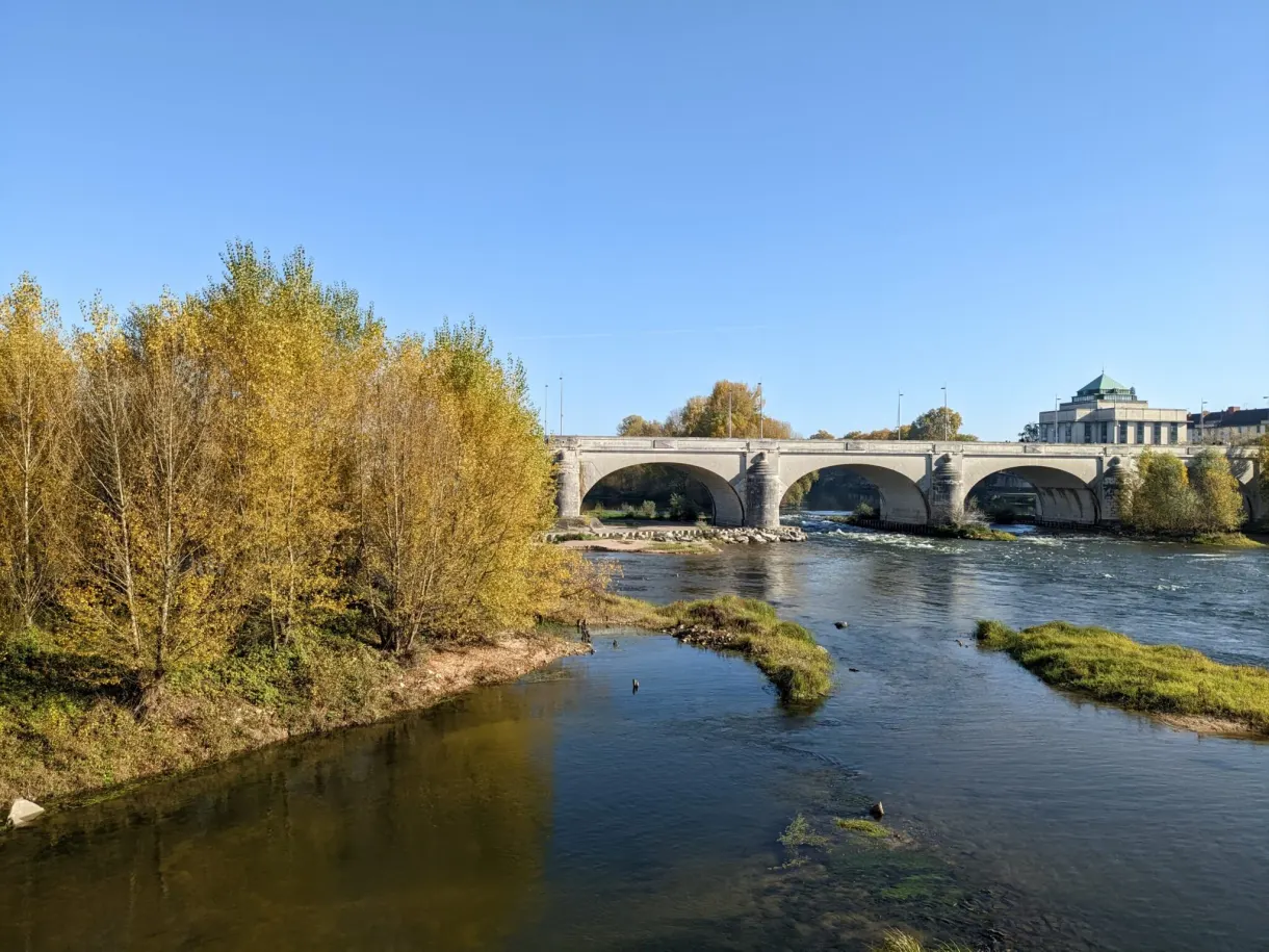 Loire basse et pont de pierre aperçu entre les arbres