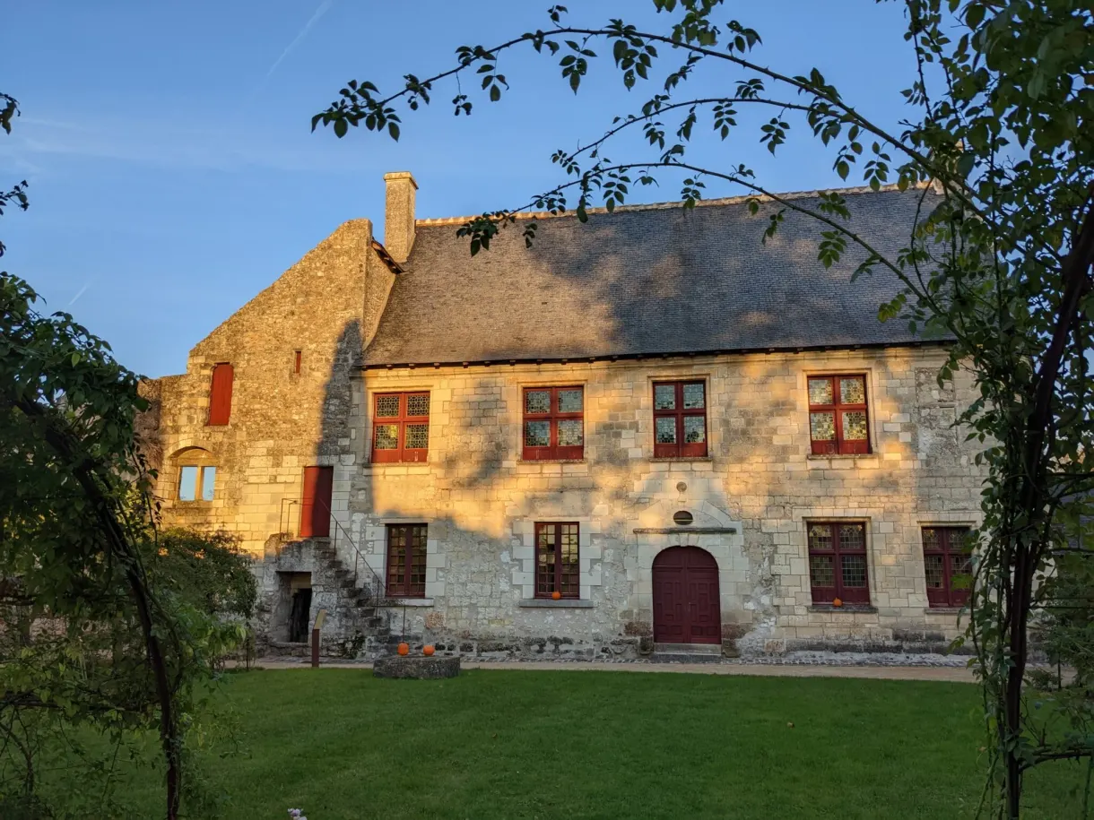 Bâtiment de pierre du prieuré Saint-Cosme et sa pelouse