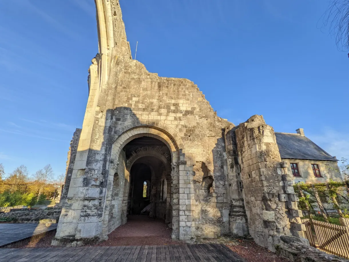 Arc gothique en ruine dressé seul contre le ciel