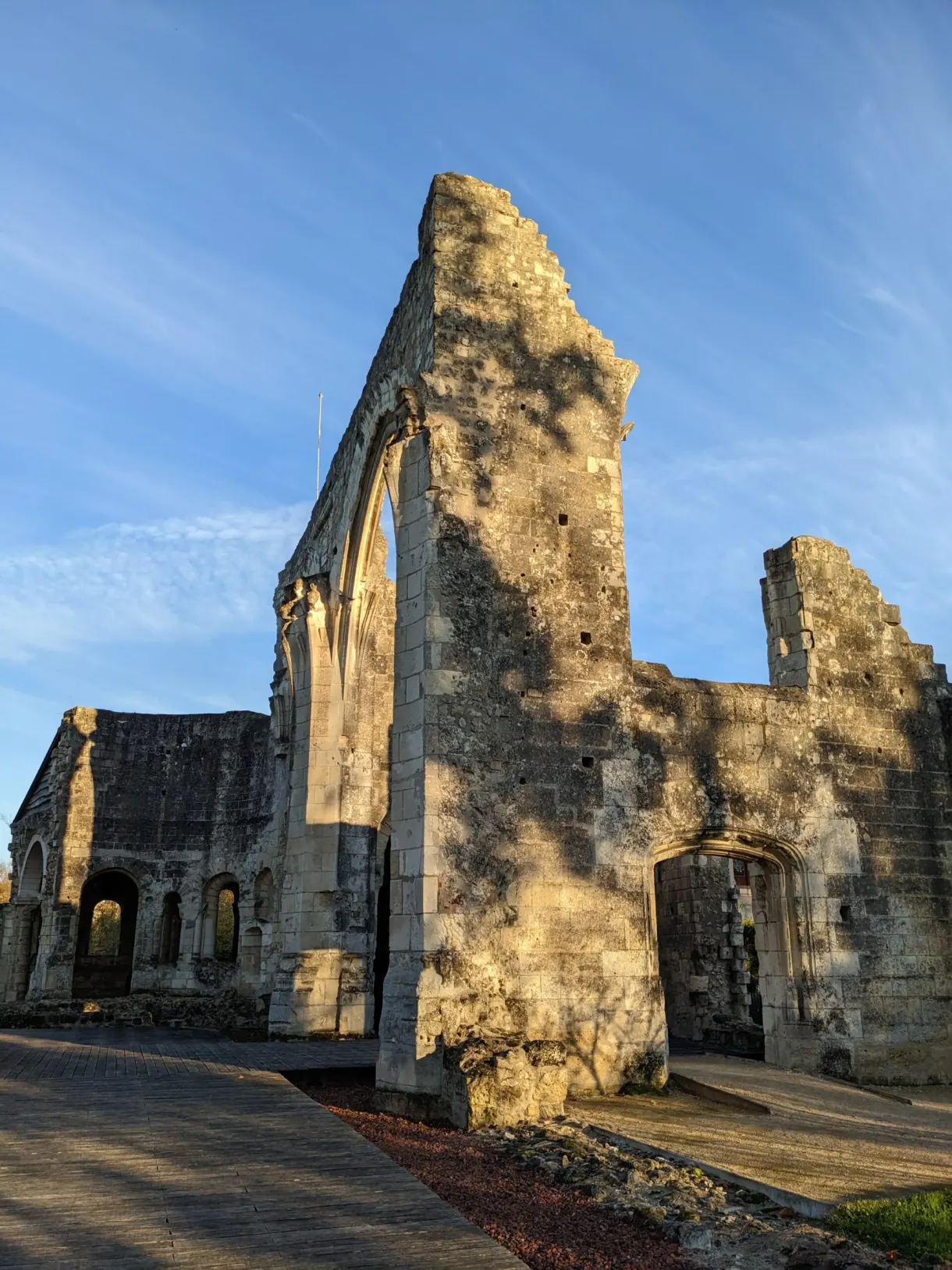 Grande arcade en ruine dorée par le soleil d'automne