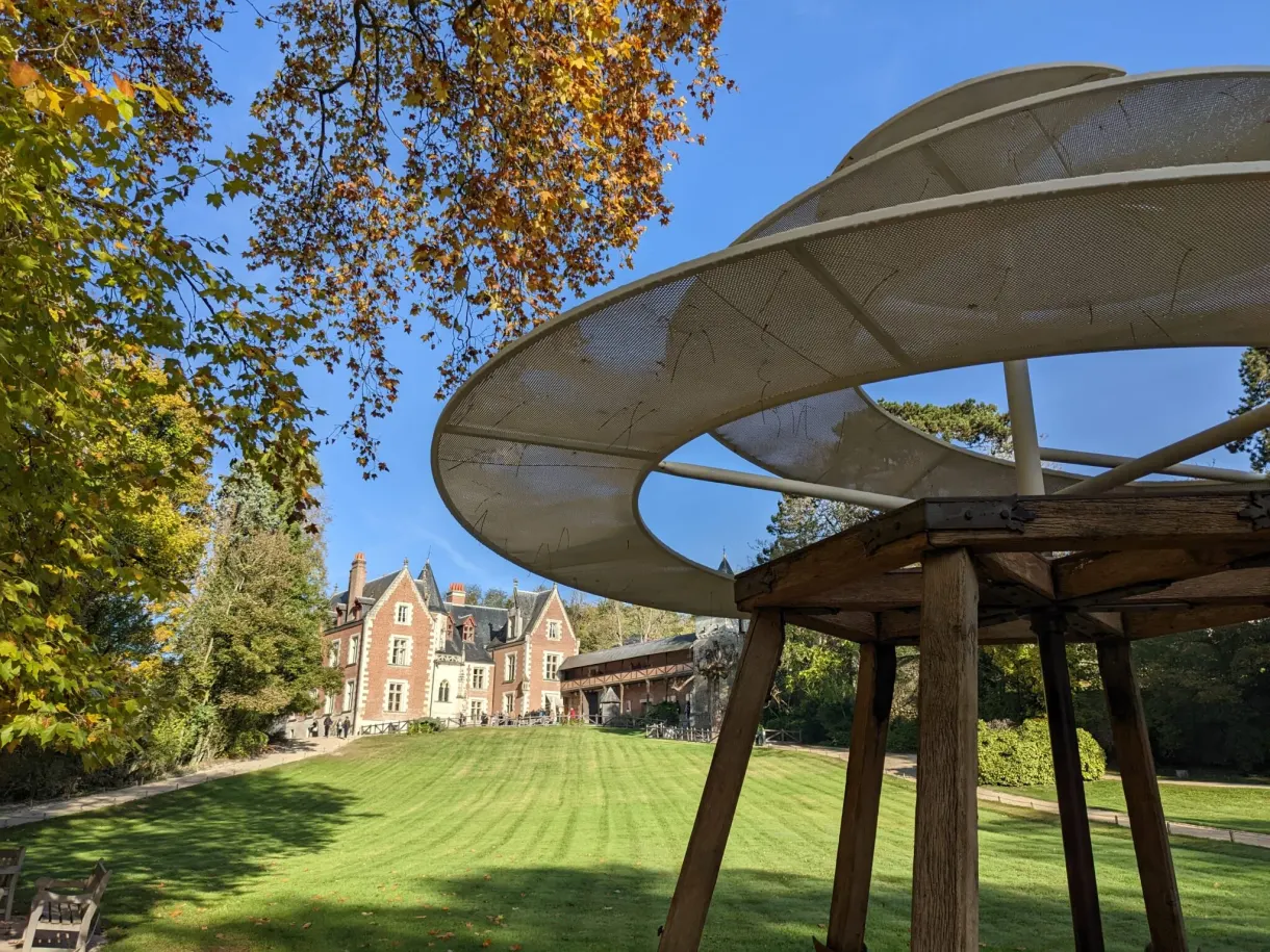 Reconstitution d'une machine volante de Vinci sur la pelouse