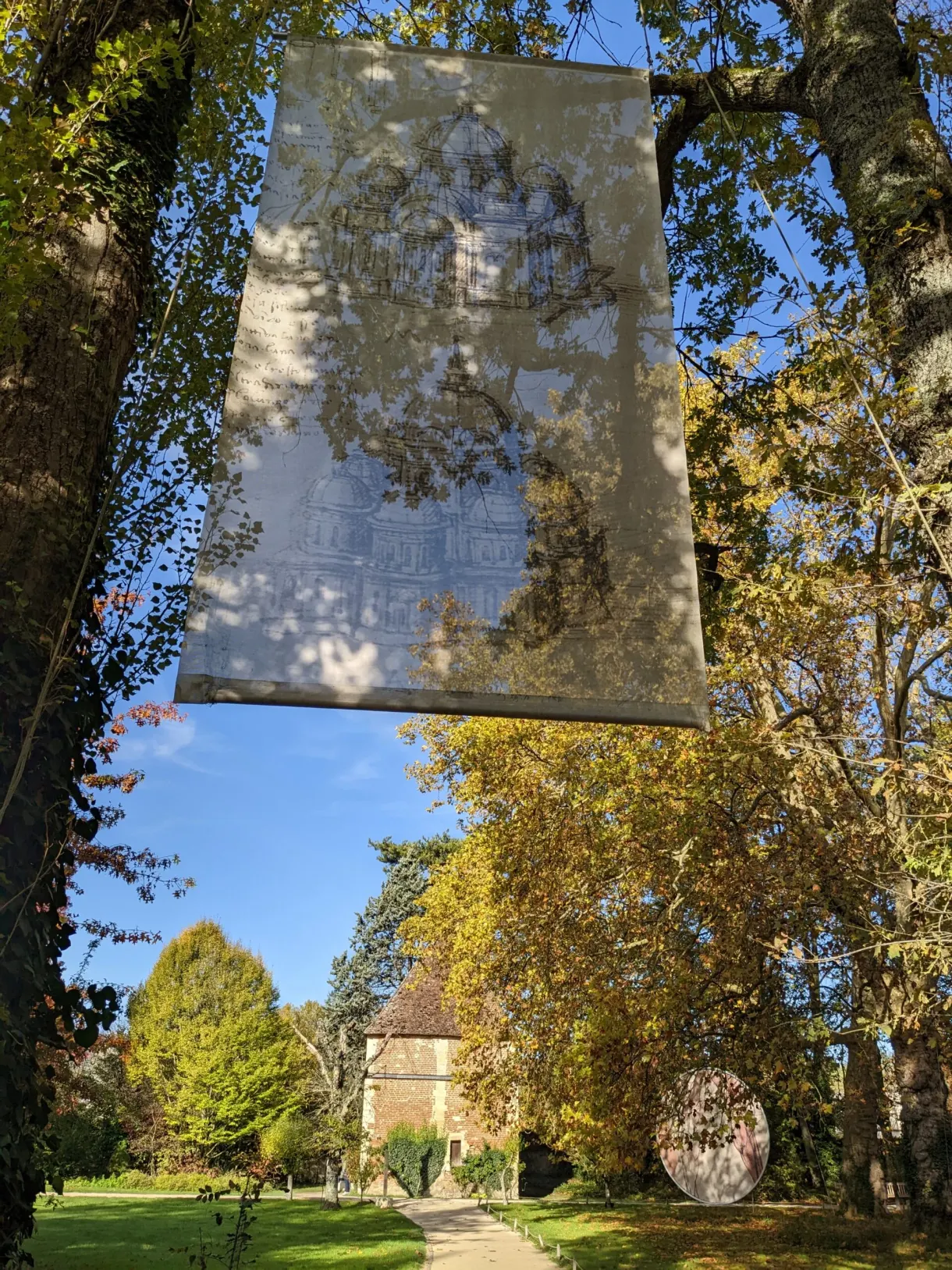 Grande toile imprimée suspendue entre les arbres du parc