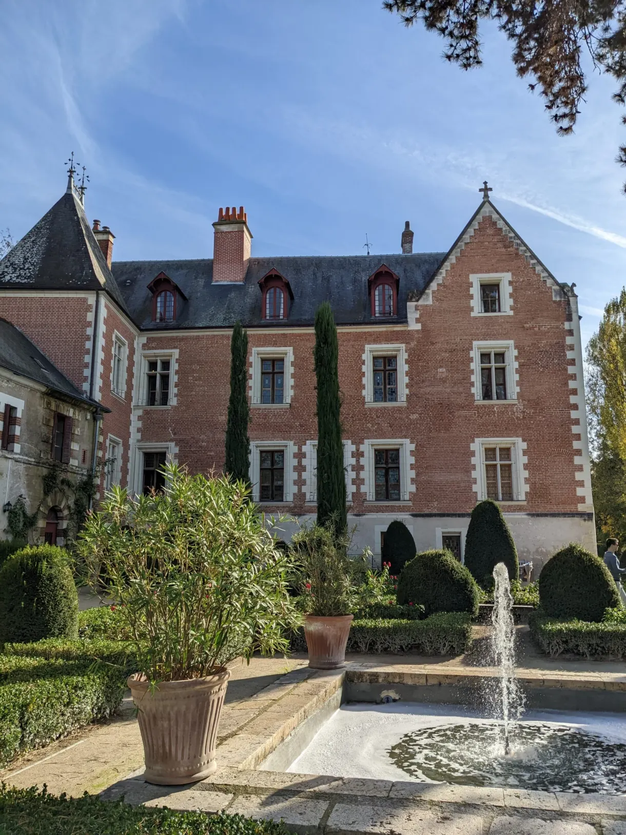 Manoir de brique et pierre du Clos Lucé et sa fontaine