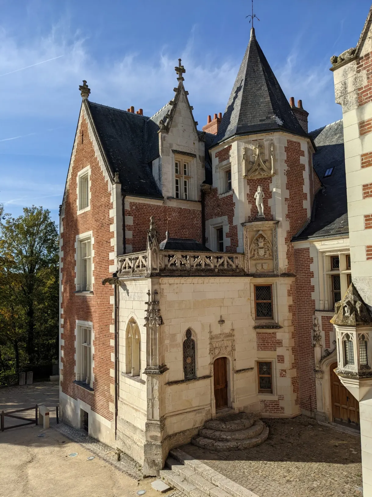 Chapelle gothique de brique et tuffeau coiffée d'ardoise