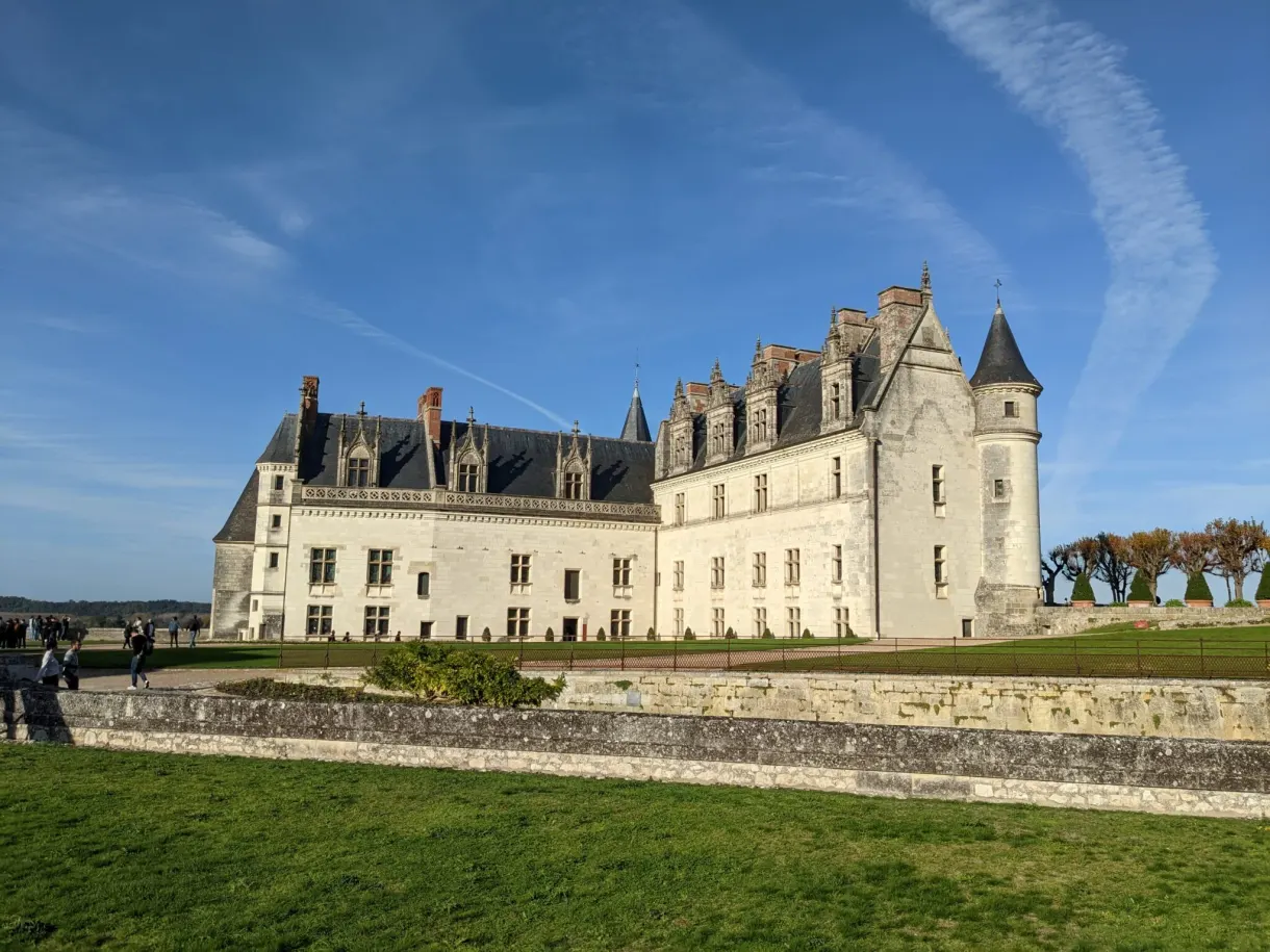 Longue façade du château royal d'Amboise et sa tour ronde