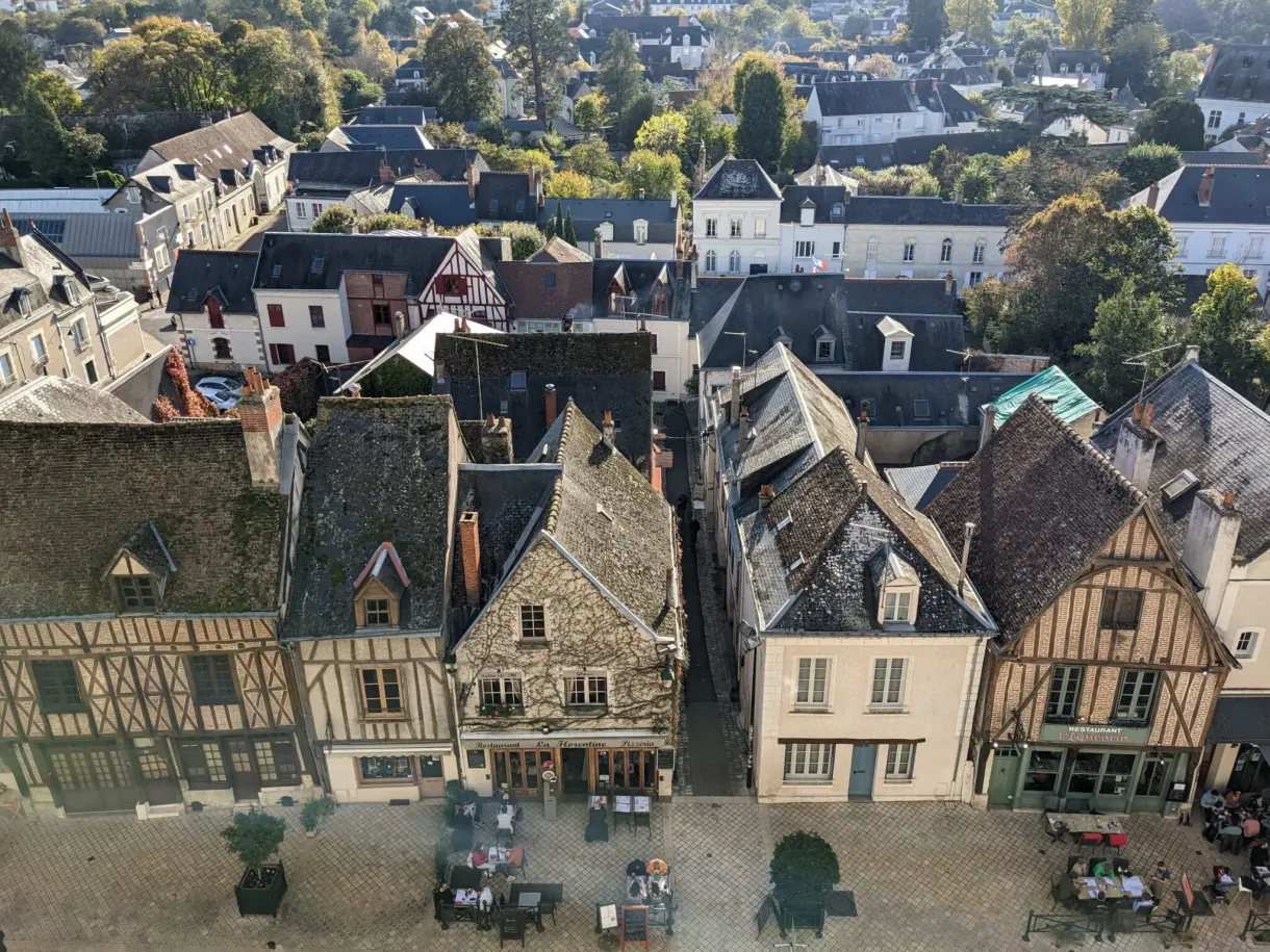 Maisons à colombages et toits d'ardoise vus d'en haut