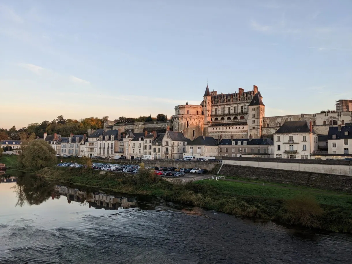 Château d'Amboise dominant la Loire dans la lumière du soir